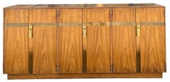 Credenza / credenza in legno di noce con rilegatura in ottone della metà del secolo scorso di Heritage