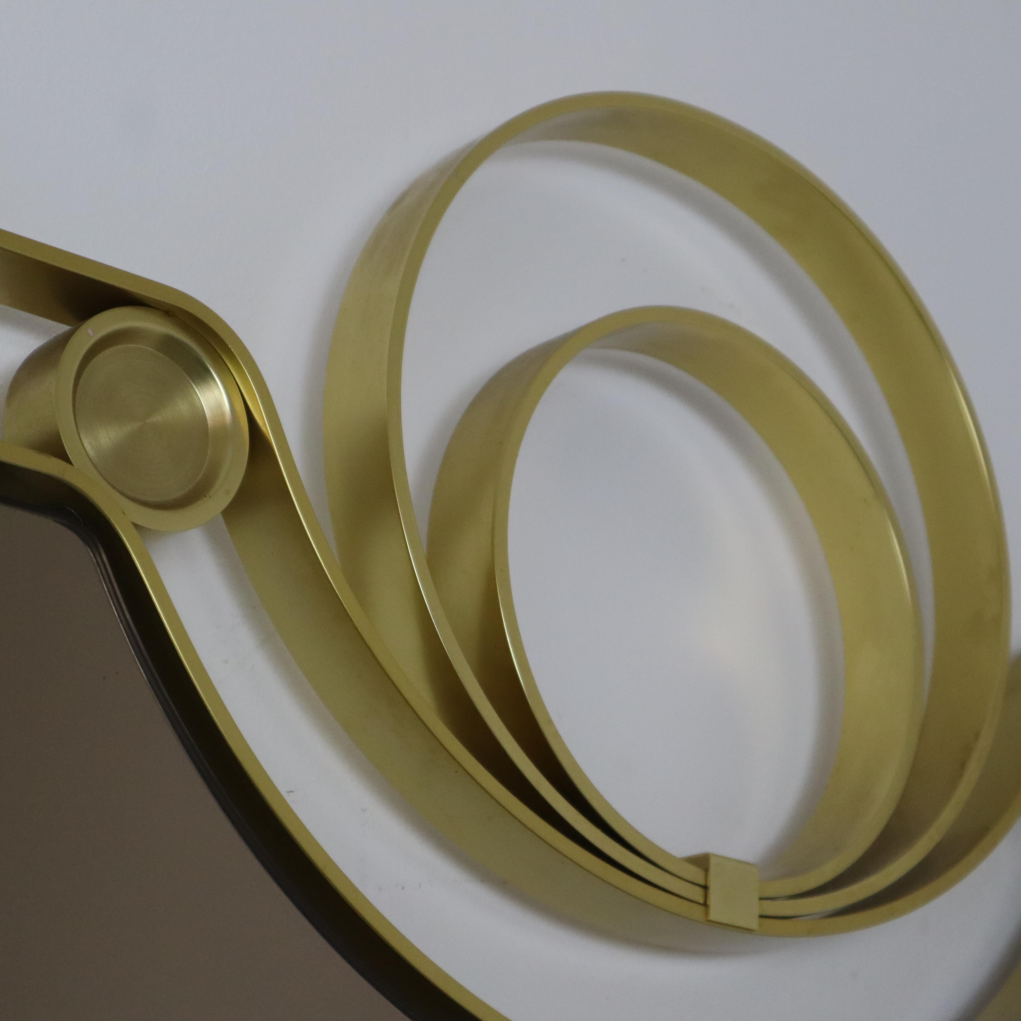 Mid-century modern Italian Modern Curved Satin Brass Wall Mirror Frigerio, 1970s In Good Condition For Sale In Nicolosi, IT
