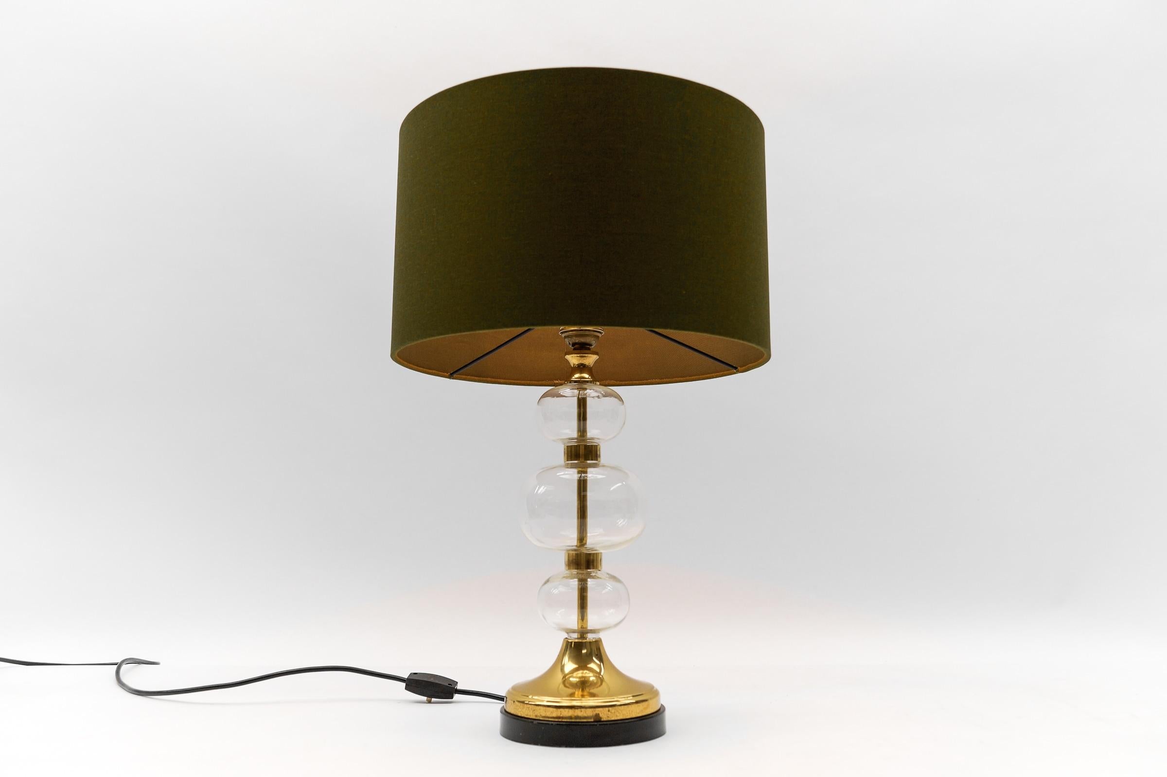 Mid Century Modern Brass & Bubble Glass Table Lamp Base, 1960s Germany

Dimensions
Diameter: 5.90 in. (15 cm)
Height: 16.14 in. (41 cm)

The lampshade is to illustrate how the lamp base looks with a shade. The shade has a diameter of 17.71 in. (45