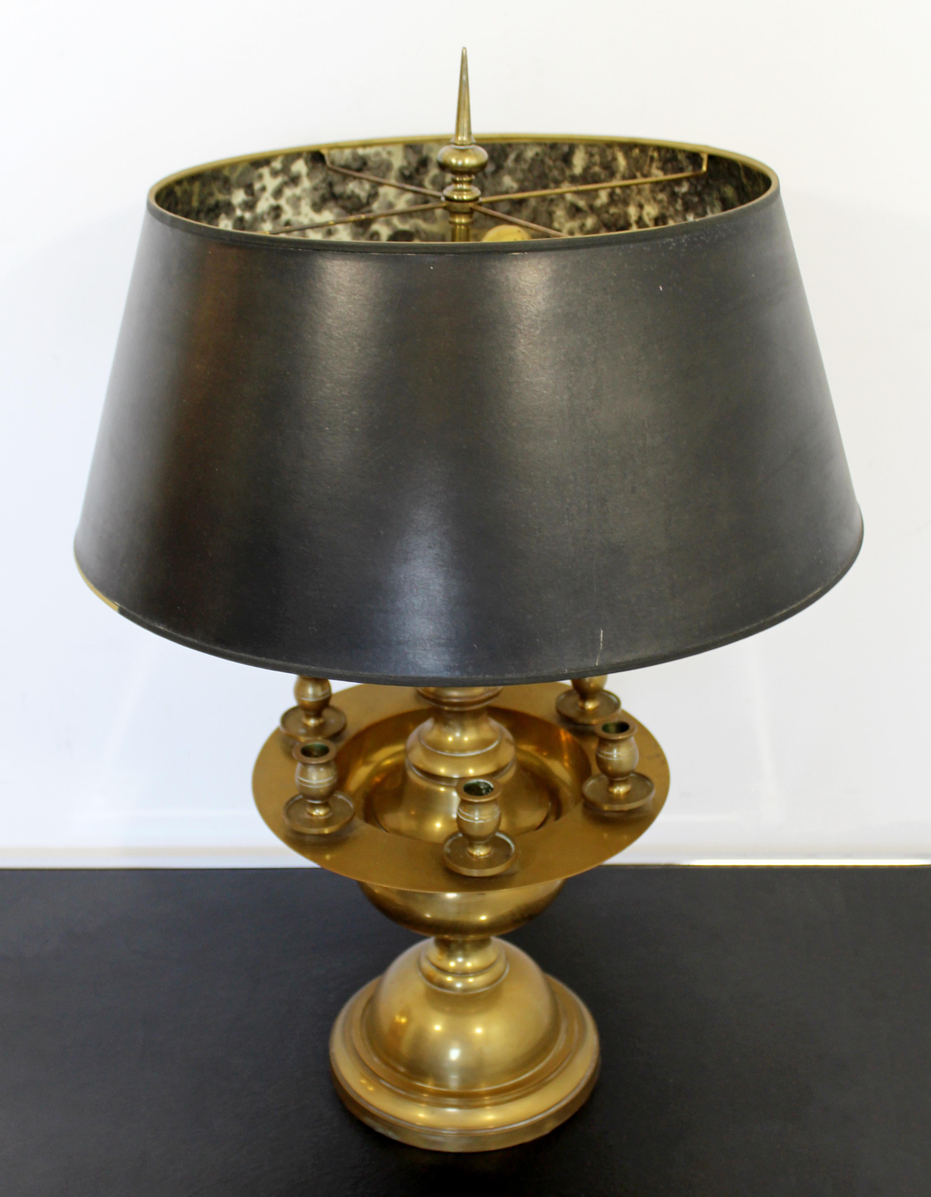 Ponemos a tu consideración un magnífico candelabro y lámpara de sobremesa de latón, de Chapman, de hacia la década de 1970. En muy buen estado vintage, con una pátina acorde con su edad. Las dimensiones de la lámpara son 12