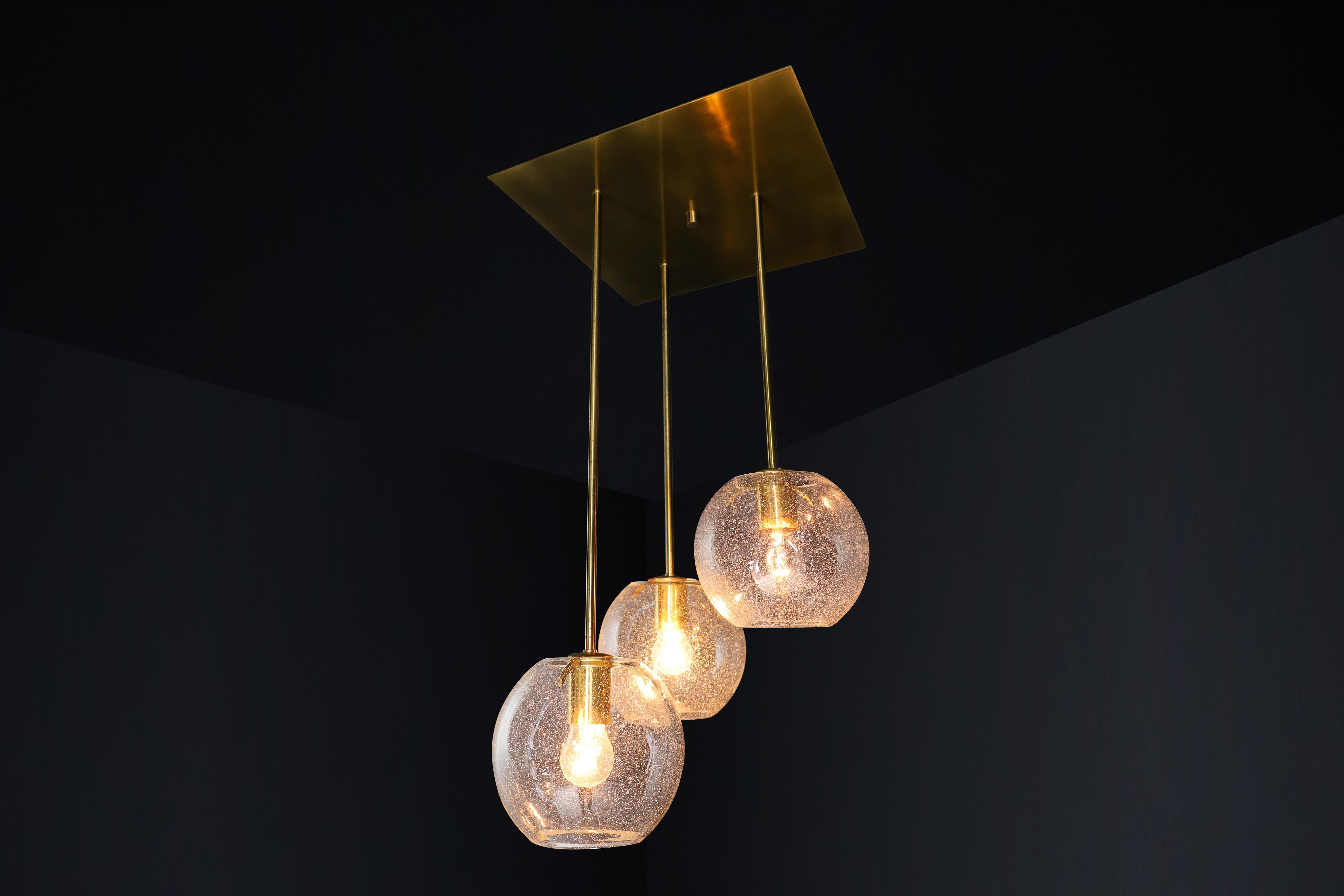 Plafoniera in ottone moderna di metà secolo con 3 pendenti a globo in vetro, Germania, anni '70 - Ricablata, compatibile con i LED (prezzo per articolo)

Elegante plafoniera Mid-Century Modern realizzata in Germania negli anni '70, con tre globi di