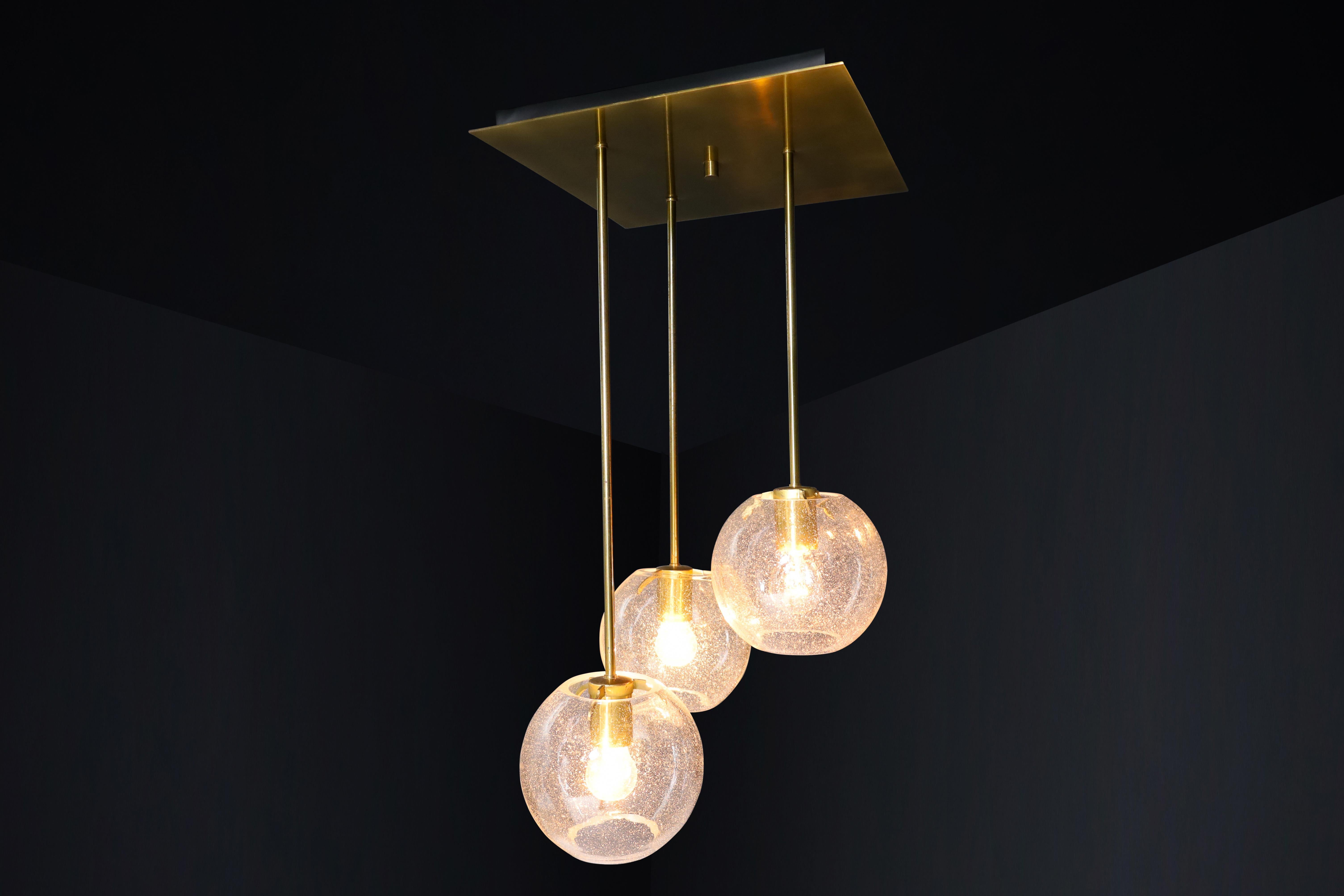 Mid-Century moderno Plafoniera moderna di metà secolo in ottone con 3 pendenti a globo in vetro, Germania 1970 in vendita
