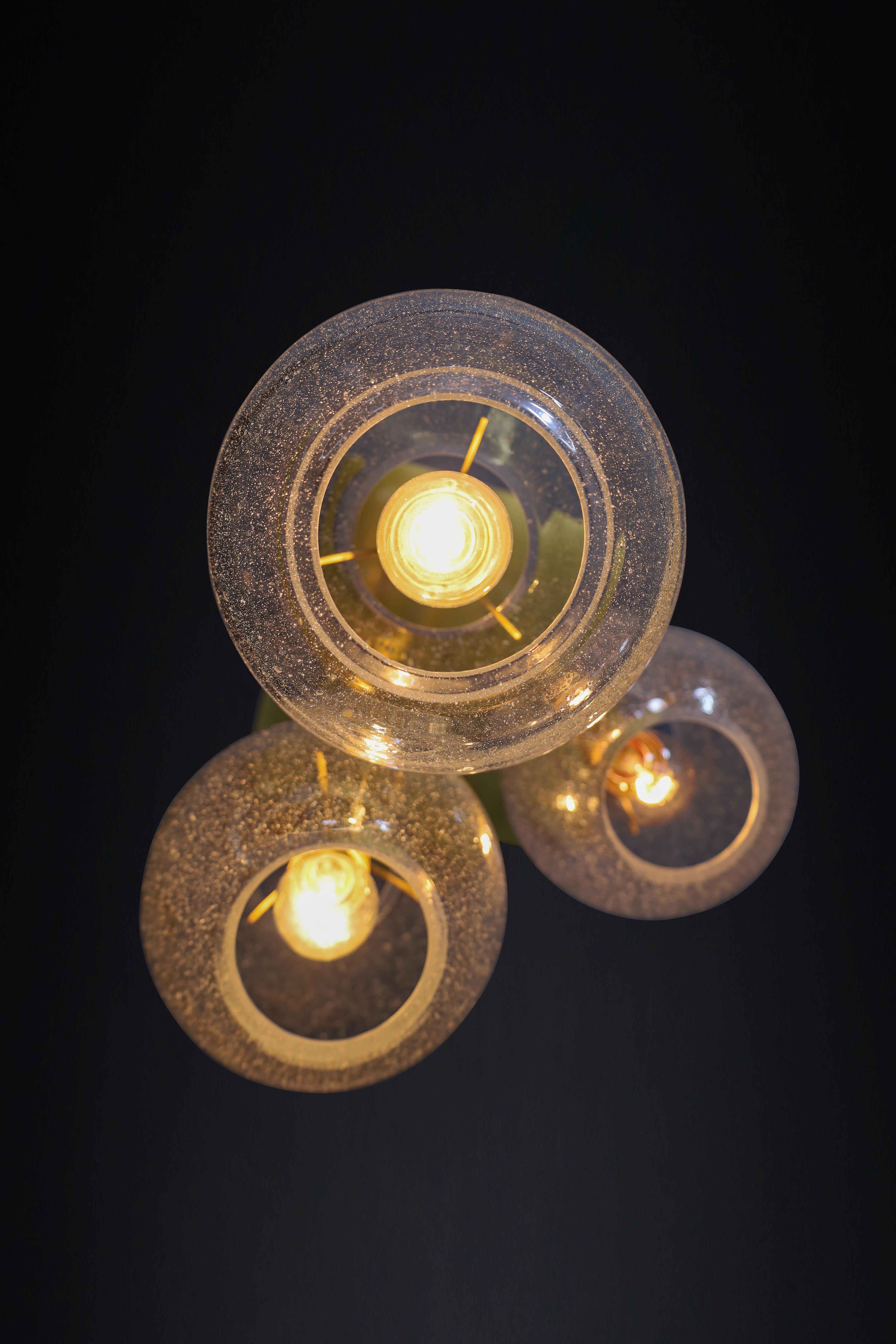 Tedesco Plafoniera moderna di metà secolo in ottone con 3 pendenti a globo in vetro, Germania 1970 in vendita