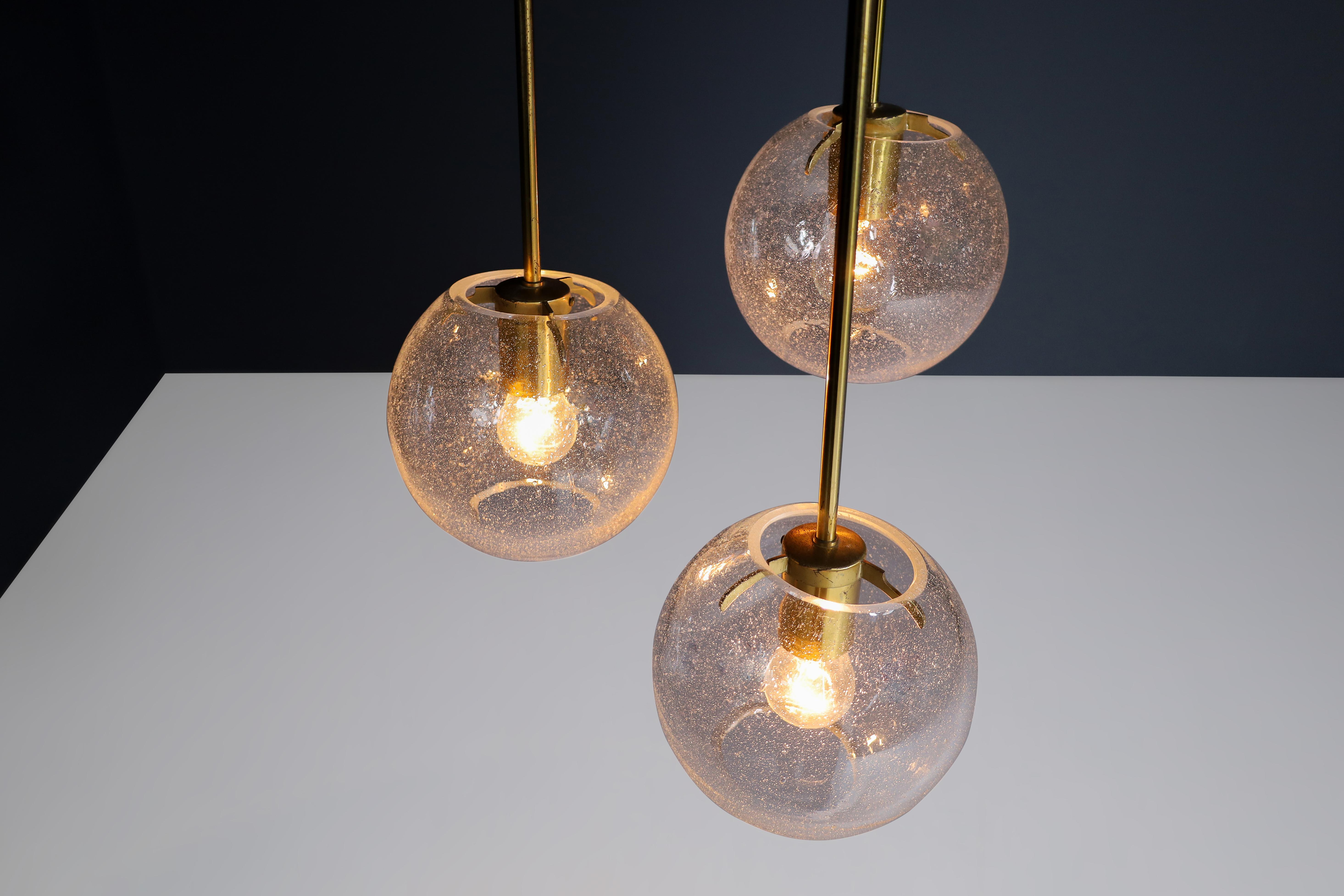Fine XX secolo Plafoniera moderna di metà secolo in ottone con 3 pendenti a globo in vetro, Germania 1970 in vendita