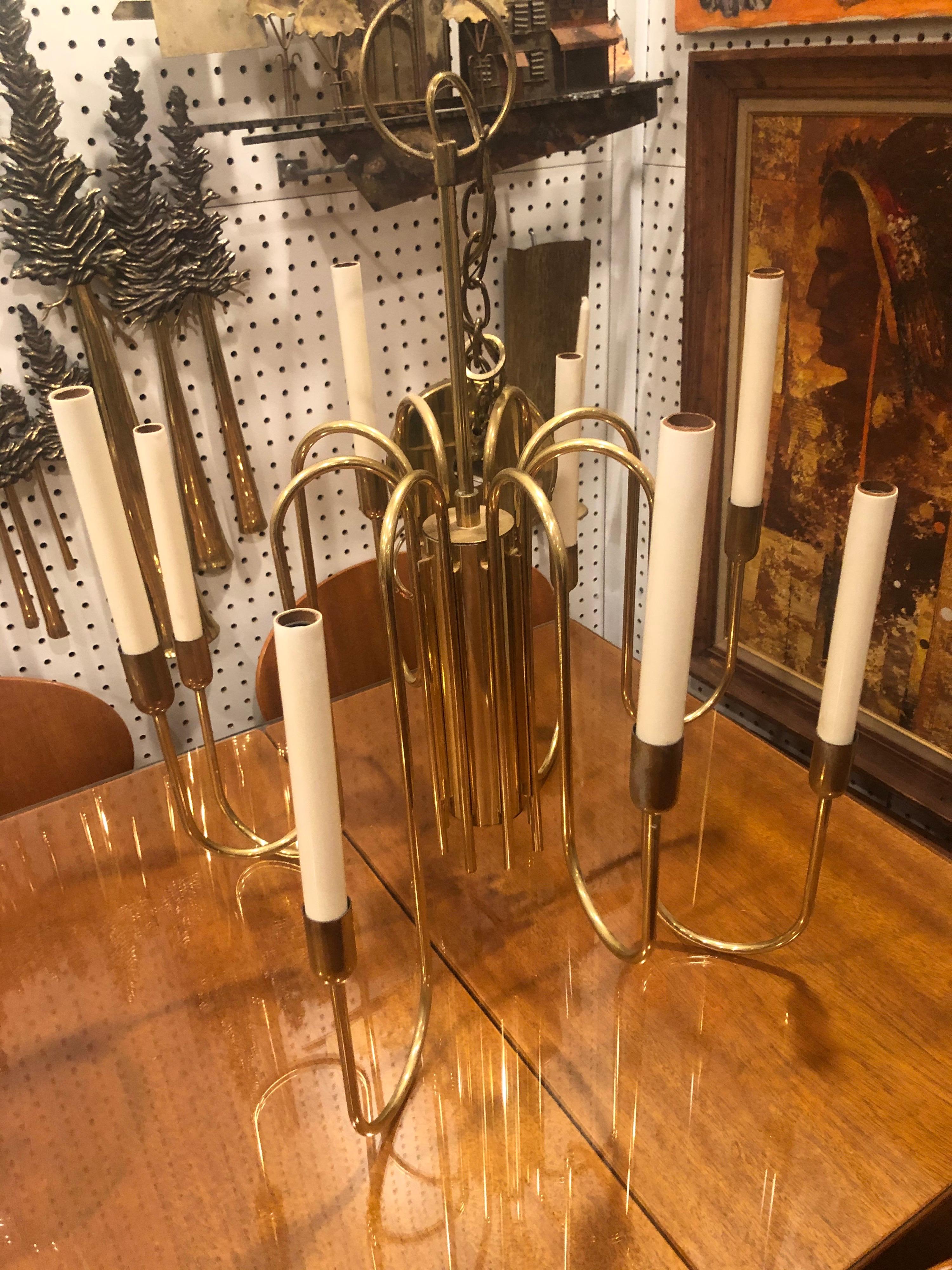 Lampadario in ottone moderno di metà secolo attribuito a Tommi Parzinger in vendita 2