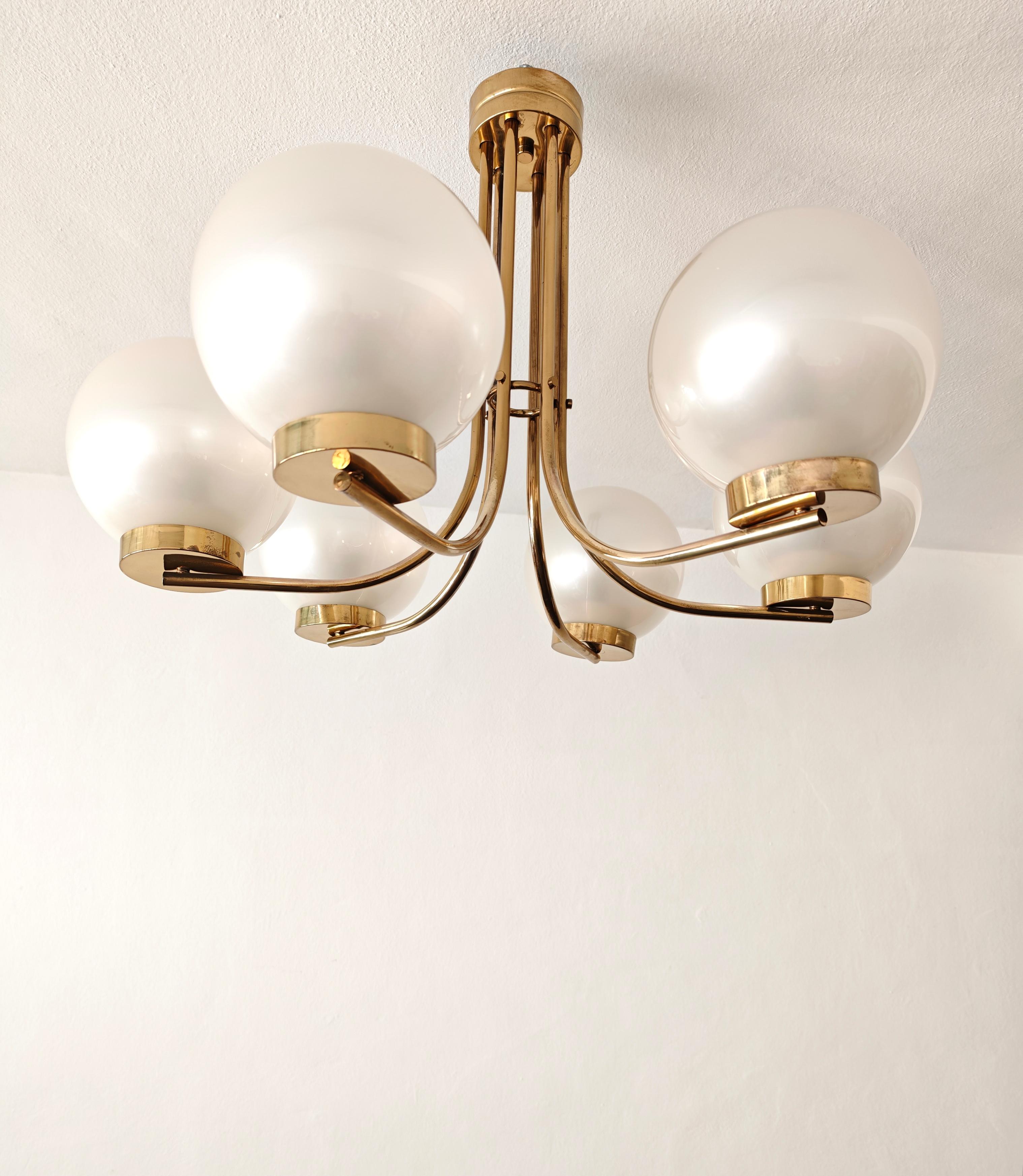 Lampadario in ottone di produzione Lamperti del 1960, metà secolo. in vendita 5