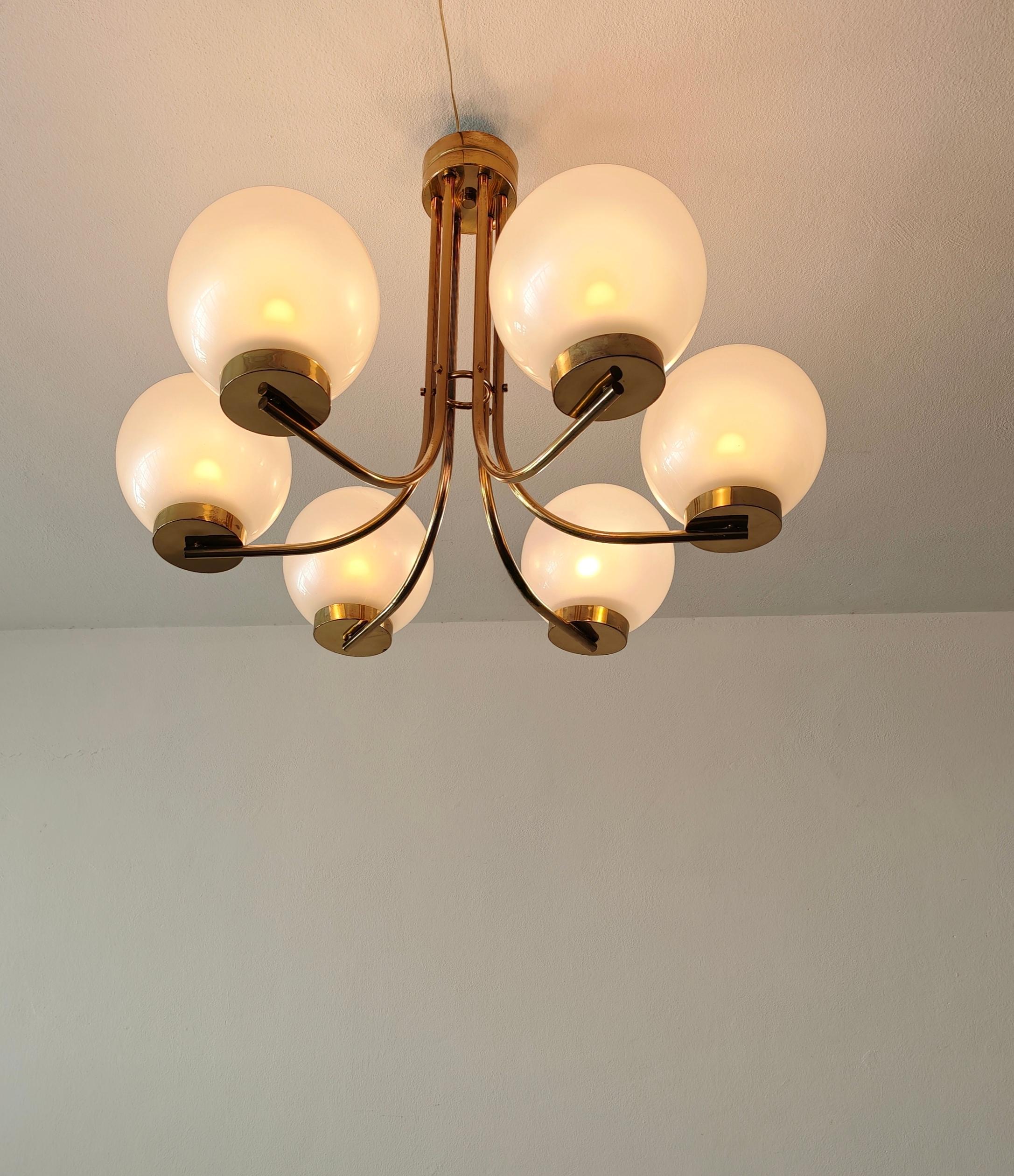 Lampadario in ottone di produzione Lamperti del 1960, metà secolo. in vendita 6
