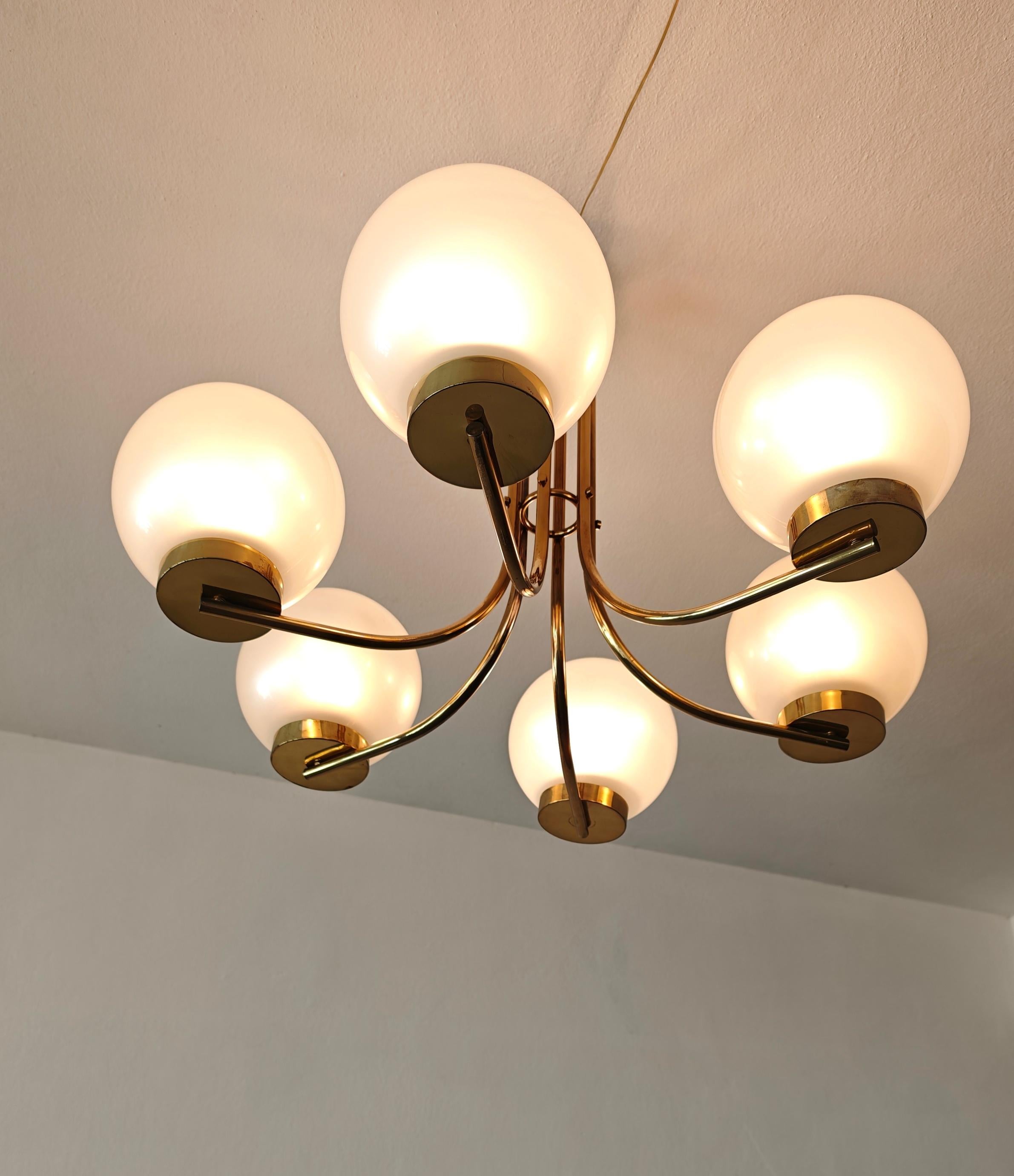 Lampadario in ottone di produzione Lamperti del 1960, metà secolo. in vendita 7