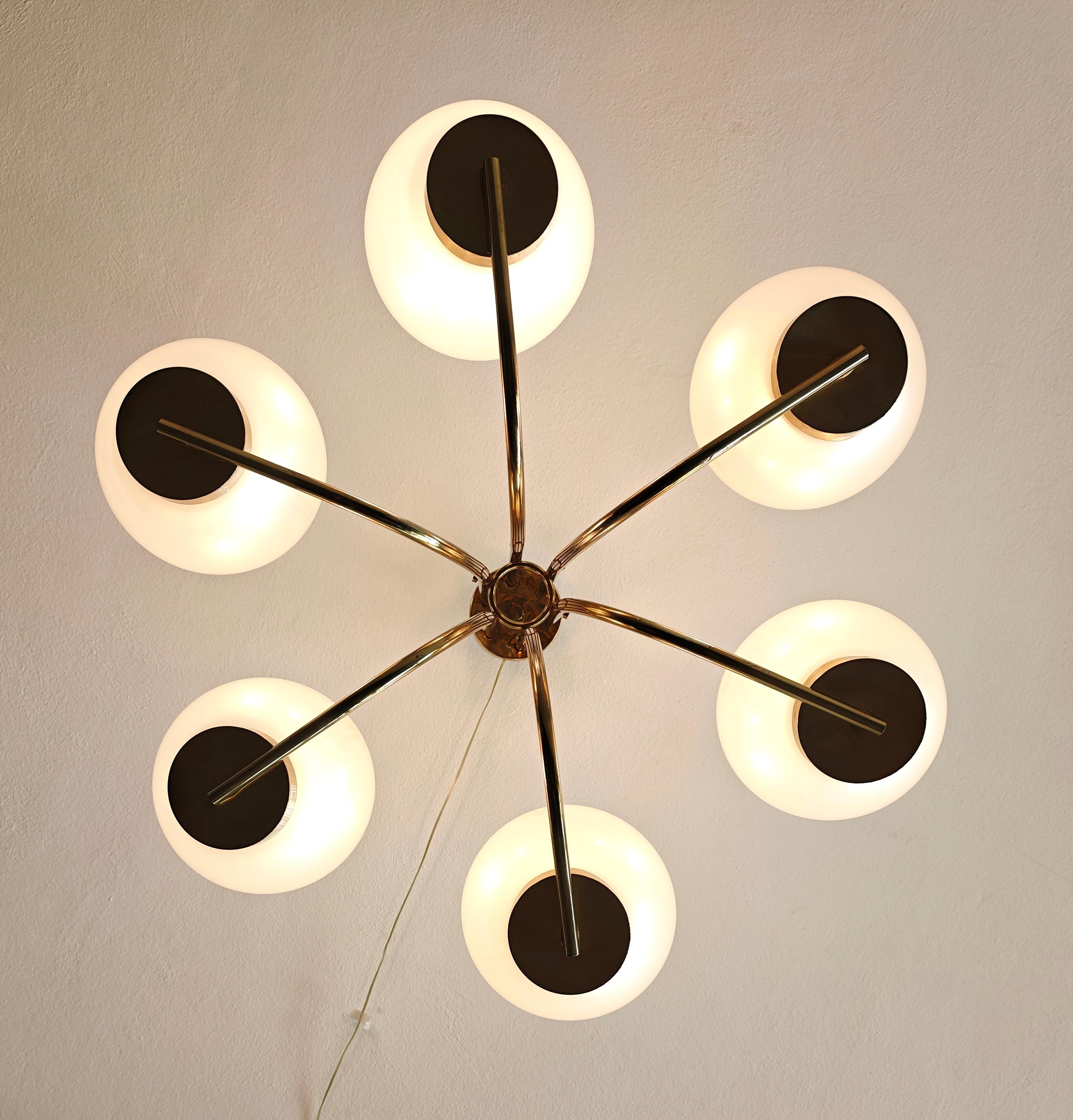 Lampadario in ottone di produzione Lamperti del 1960, metà secolo. in vendita 8