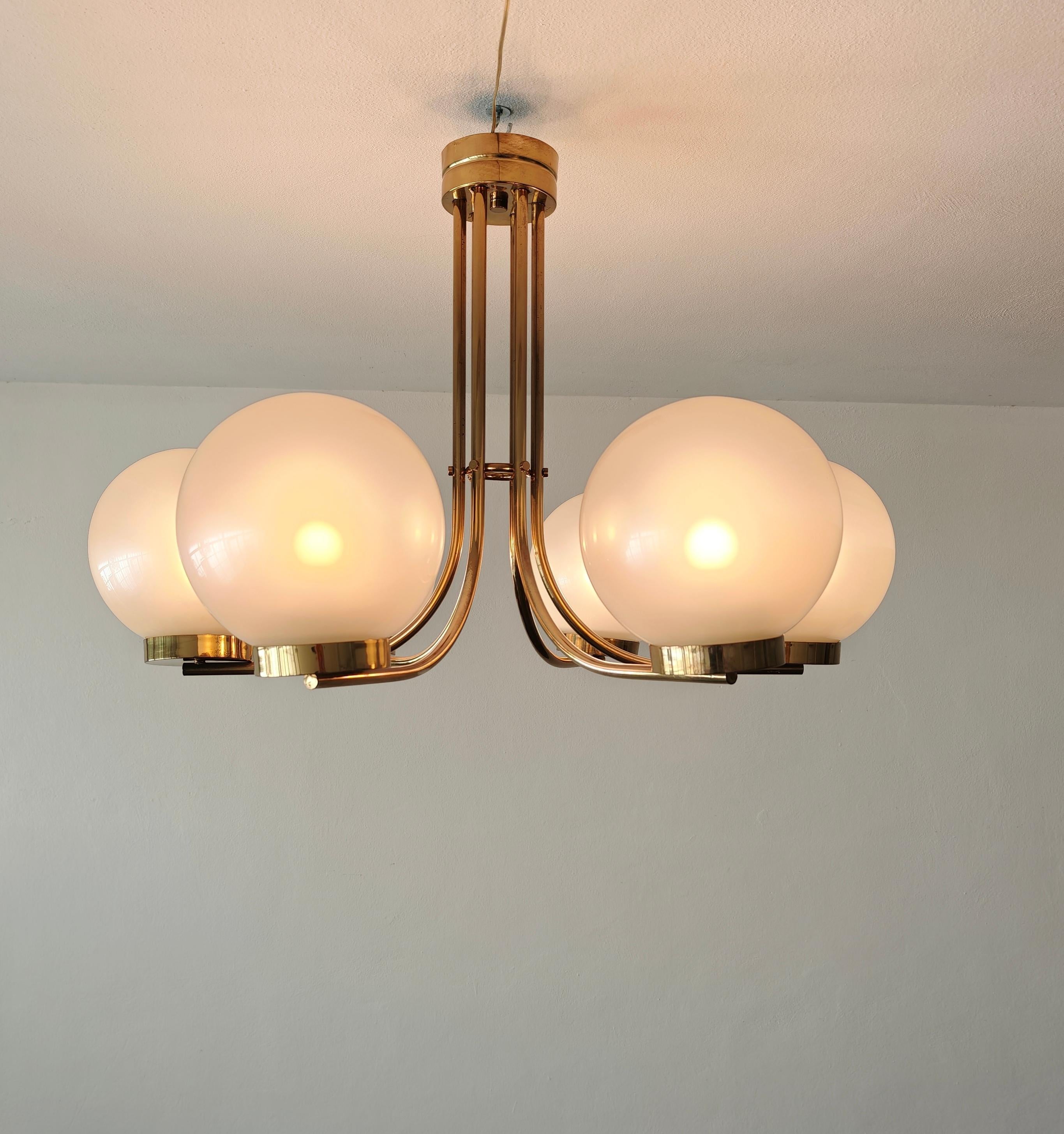 Lampadario in ottone di produzione Lamperti del 1960, metà secolo. in vendita 9