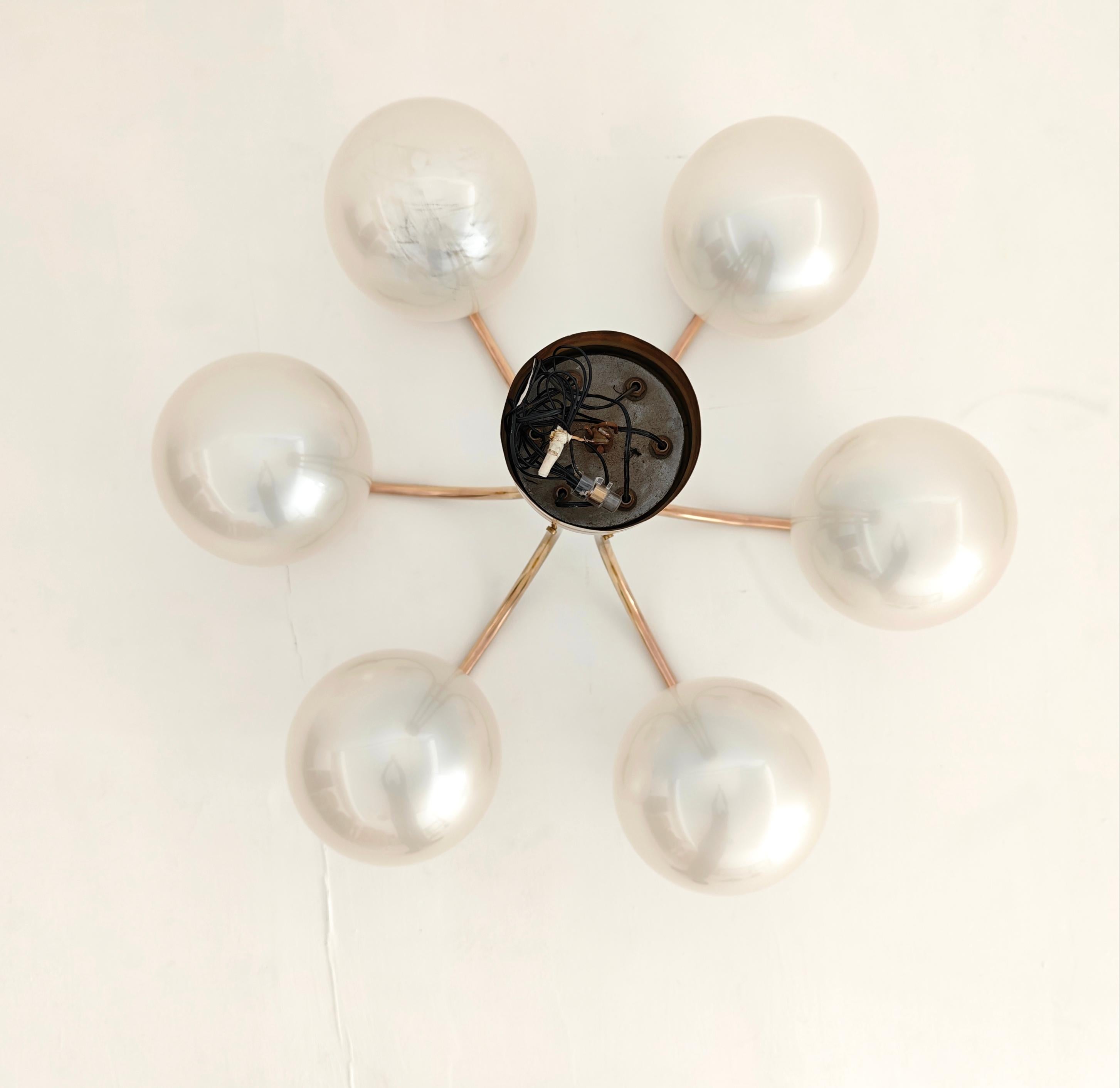Lampadario in ottone di produzione Lamperti del 1960, metà secolo. in vendita 11