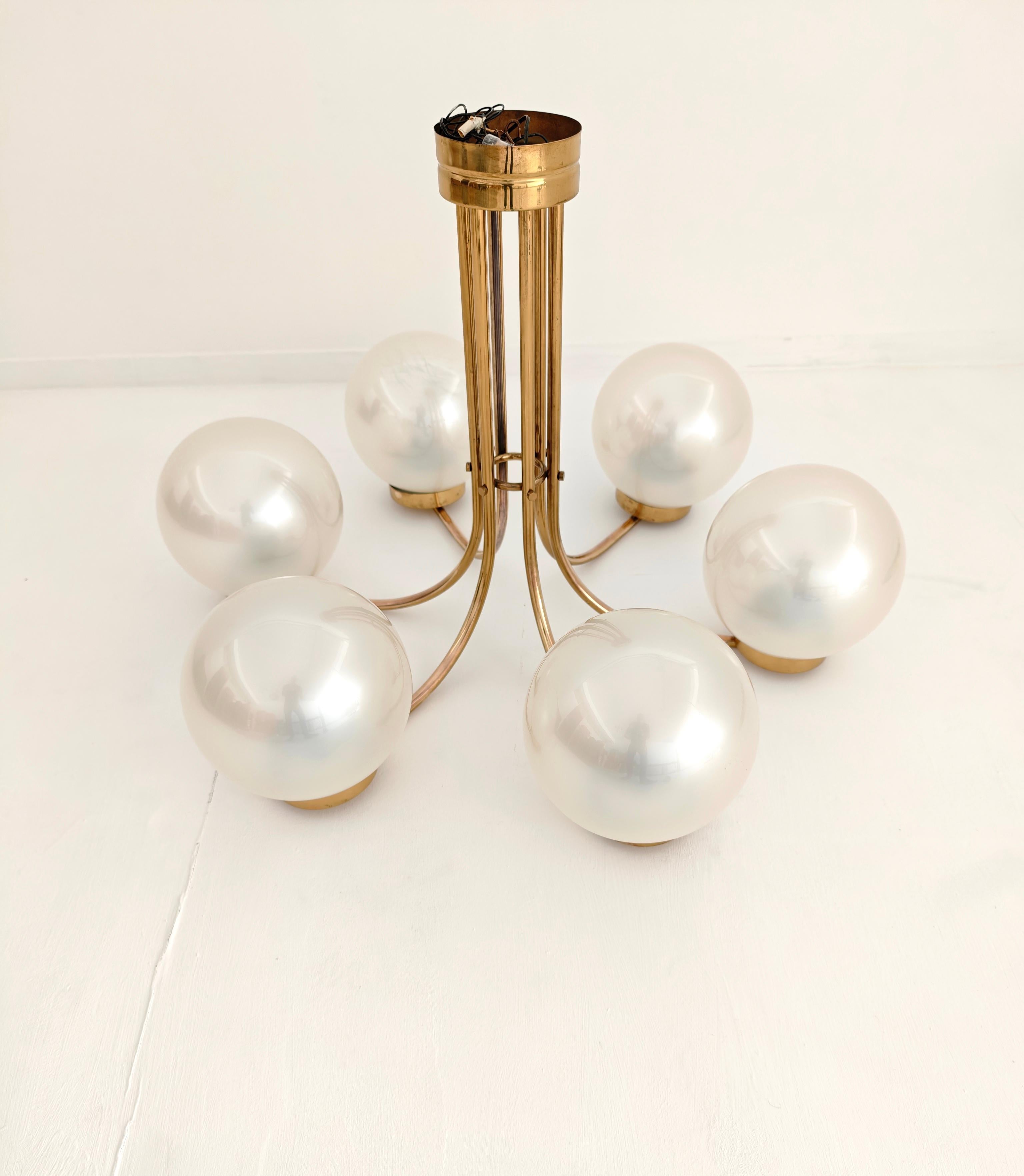 Lampadario in ottone di produzione Lamperti del 1960, metà secolo. in vendita 12