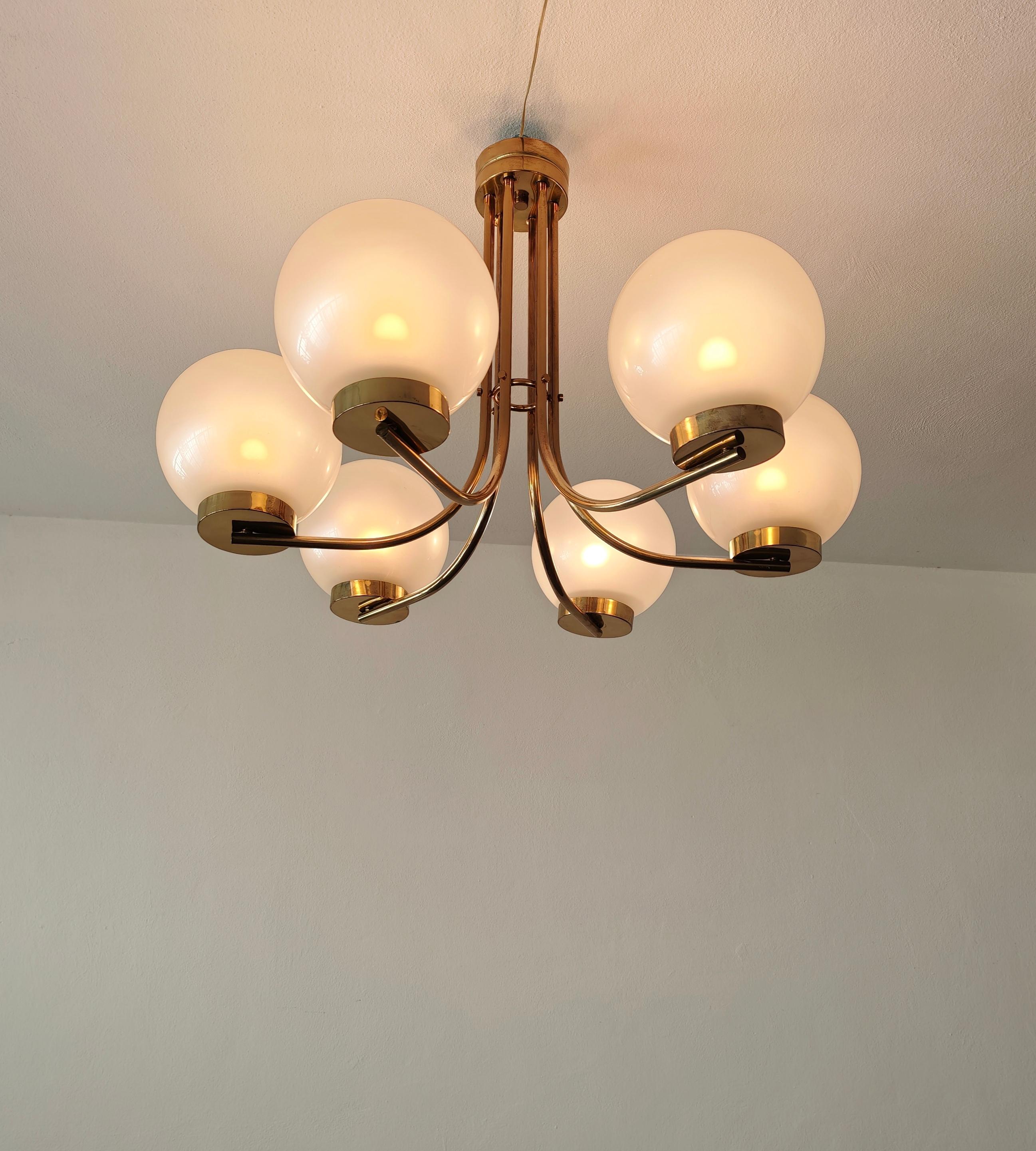 Eleganza di questo lampadario è la parola giusta. Stupefacente e di dimensioni considerevoli. Struttura in ottone con sei sfere di vetro. La particolarità è l'effetto perla che hanno le sfere di vetro.  Ti preghiamo di guardare attentamente il video