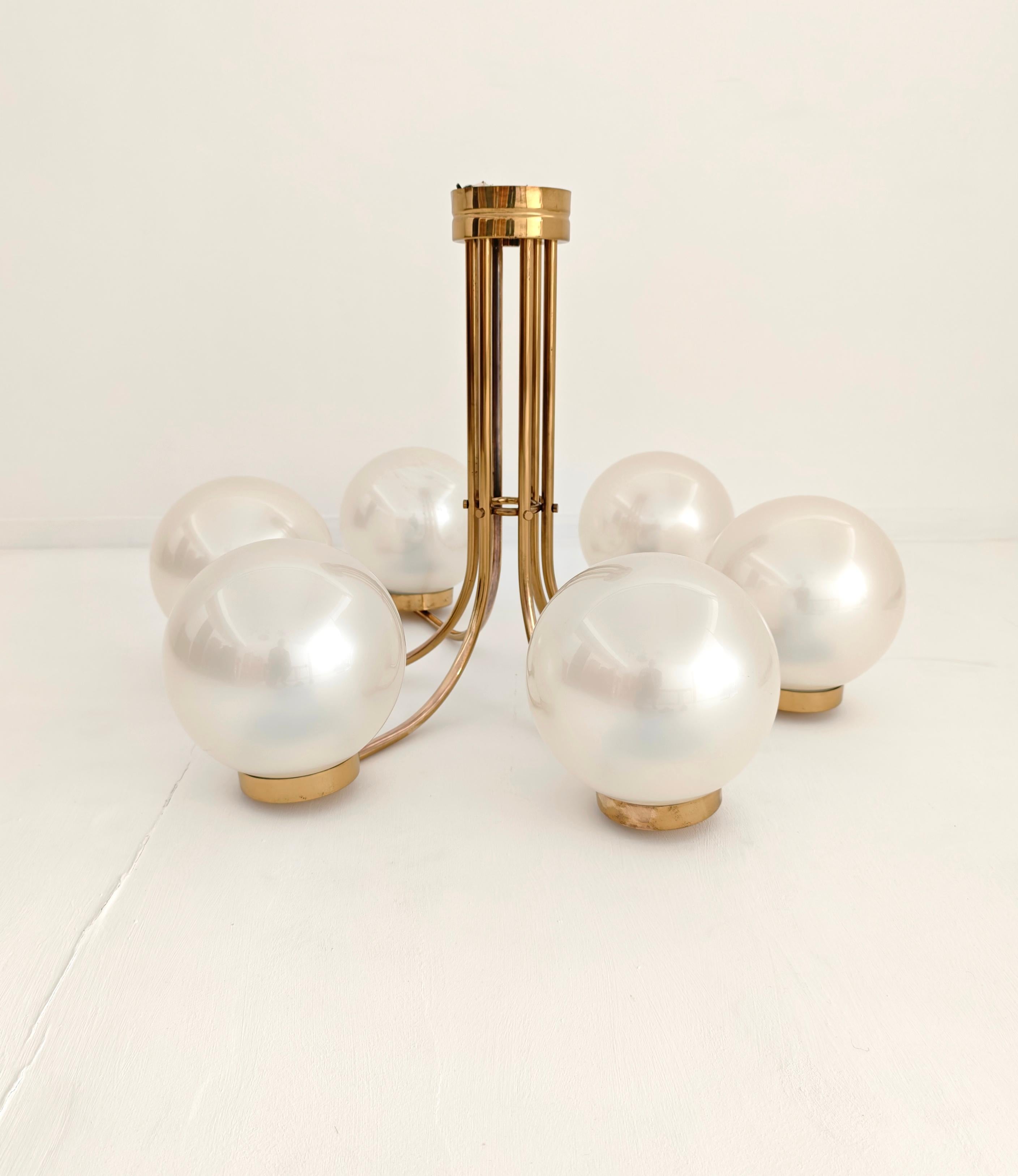 Lampadario in ottone di produzione Lamperti del 1960, metà secolo. in vendita 13
