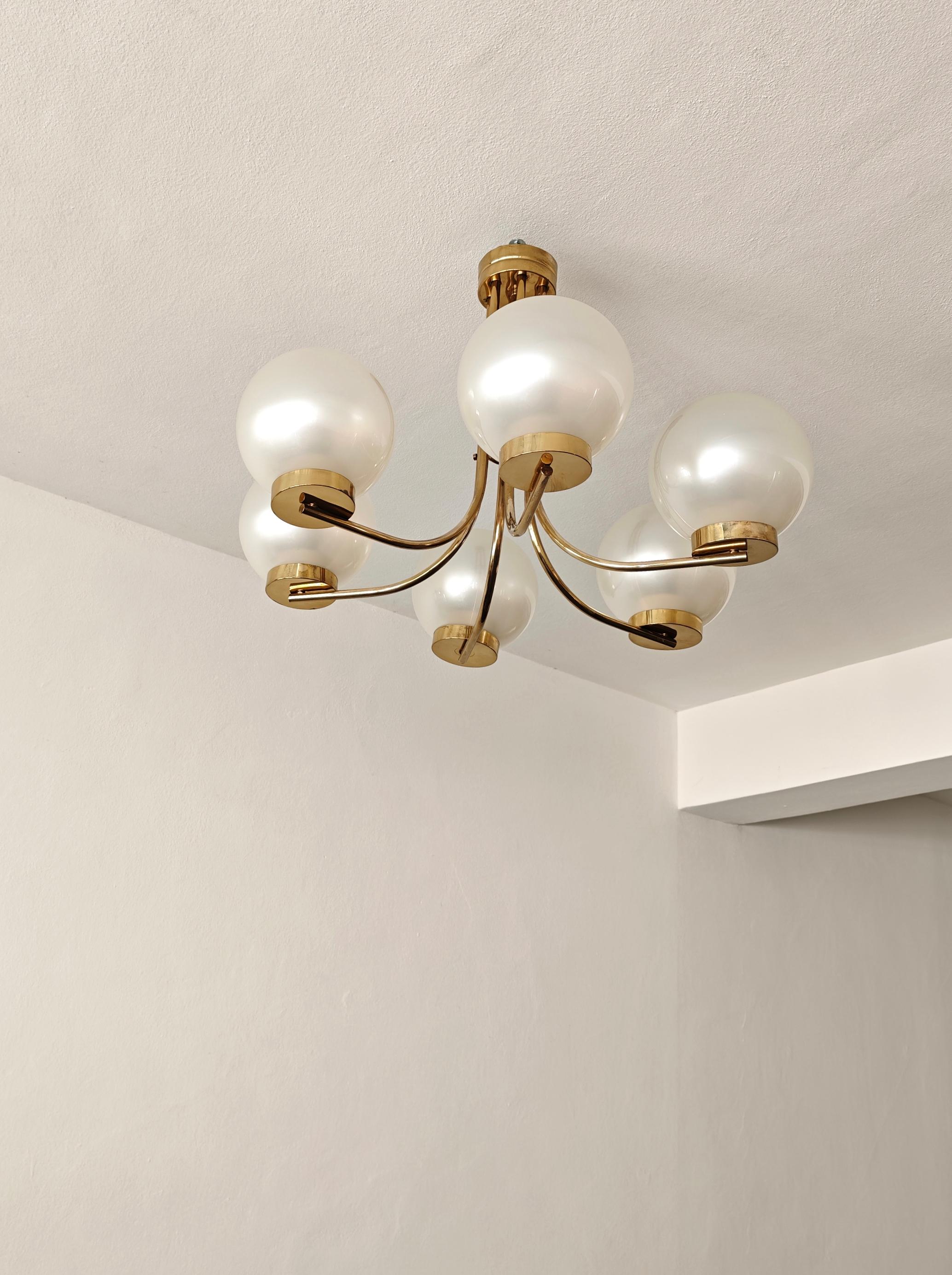 Italiano Lampadario in ottone di produzione Lamperti del 1960, metà secolo. in vendita