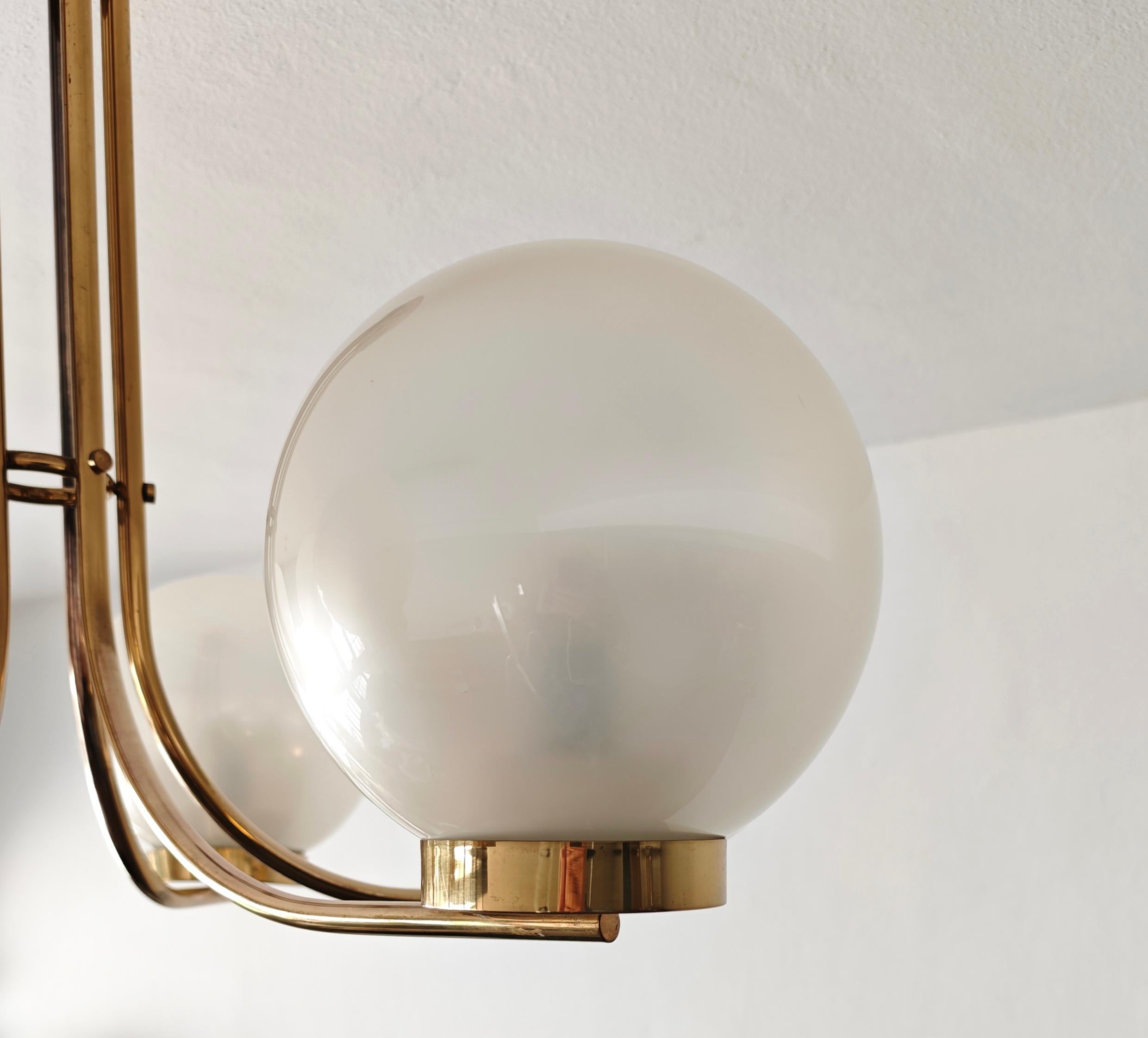 Lampadario in ottone di produzione Lamperti del 1960, metà secolo. In condizioni buone in vendita a Palermo, IT