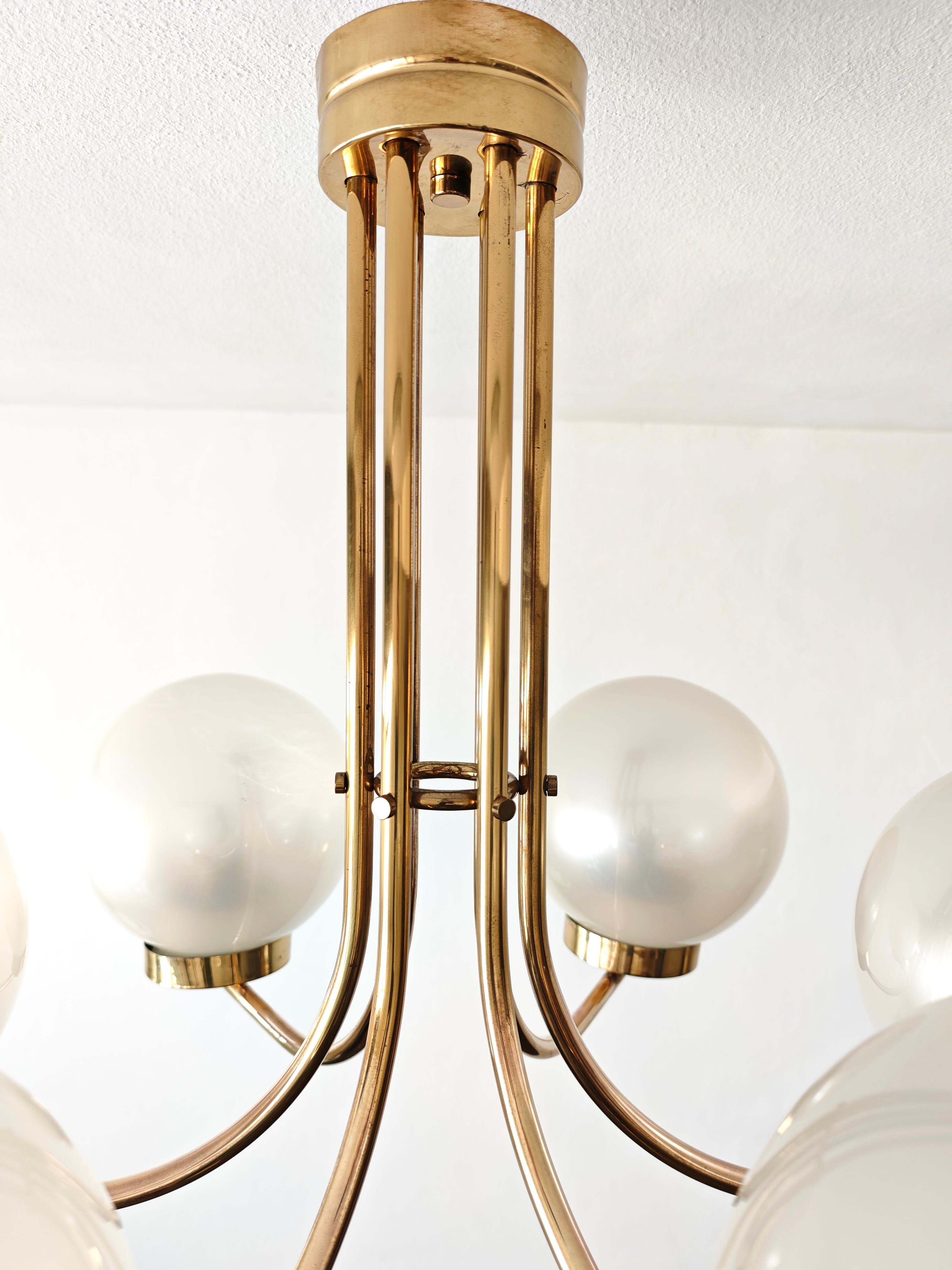 XX secolo Lampadario in ottone di produzione Lamperti del 1960, metà secolo. in vendita