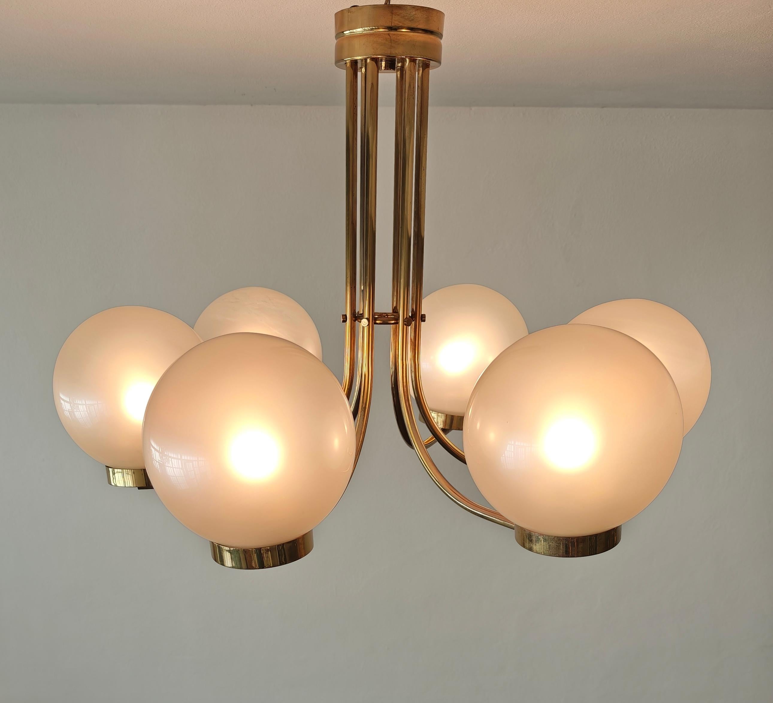 Ottone Lampadario in ottone di produzione Lamperti del 1960, metà secolo. in vendita