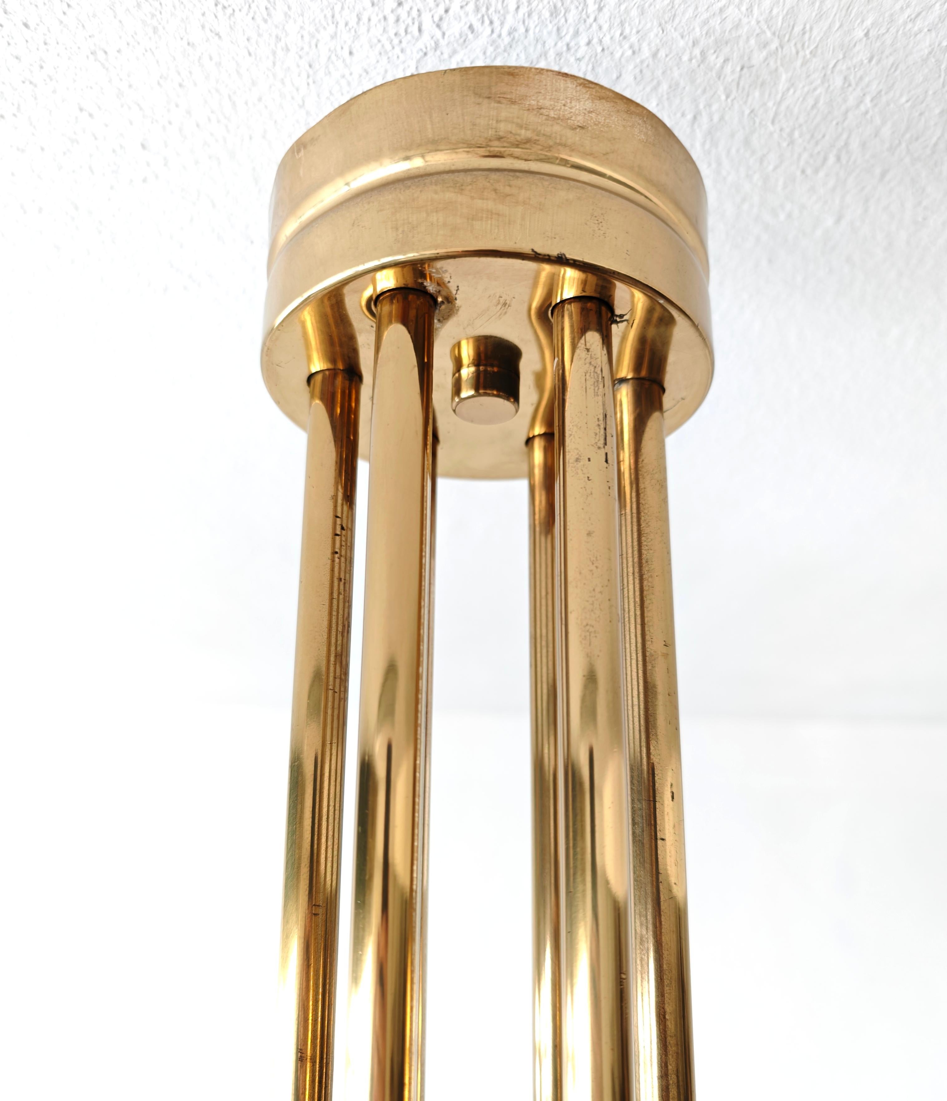 Lampadario in ottone di produzione Lamperti del 1960, metà secolo. in vendita 1
