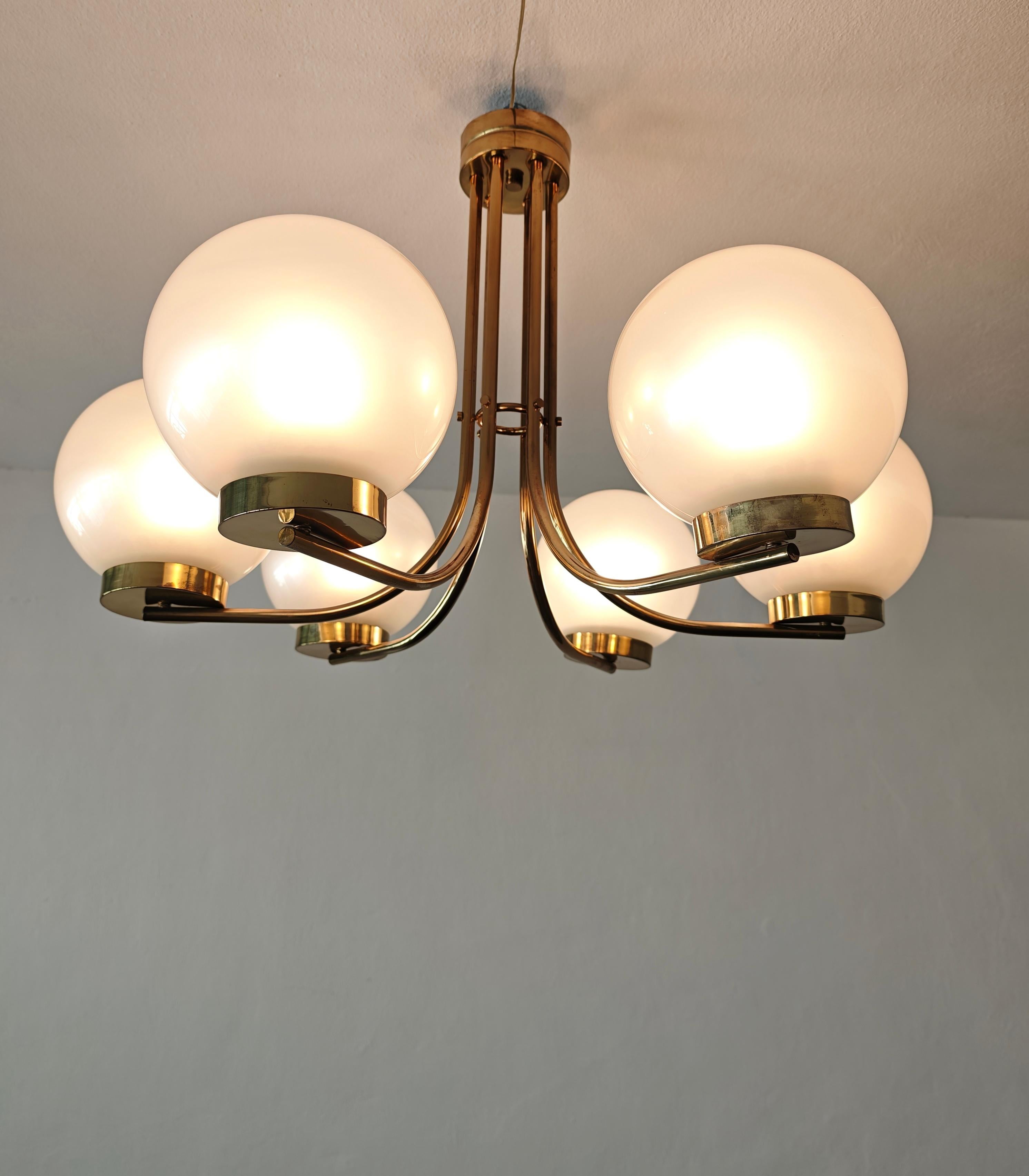 Lampadario in ottone di produzione Lamperti del 1960, metà secolo. in vendita 2