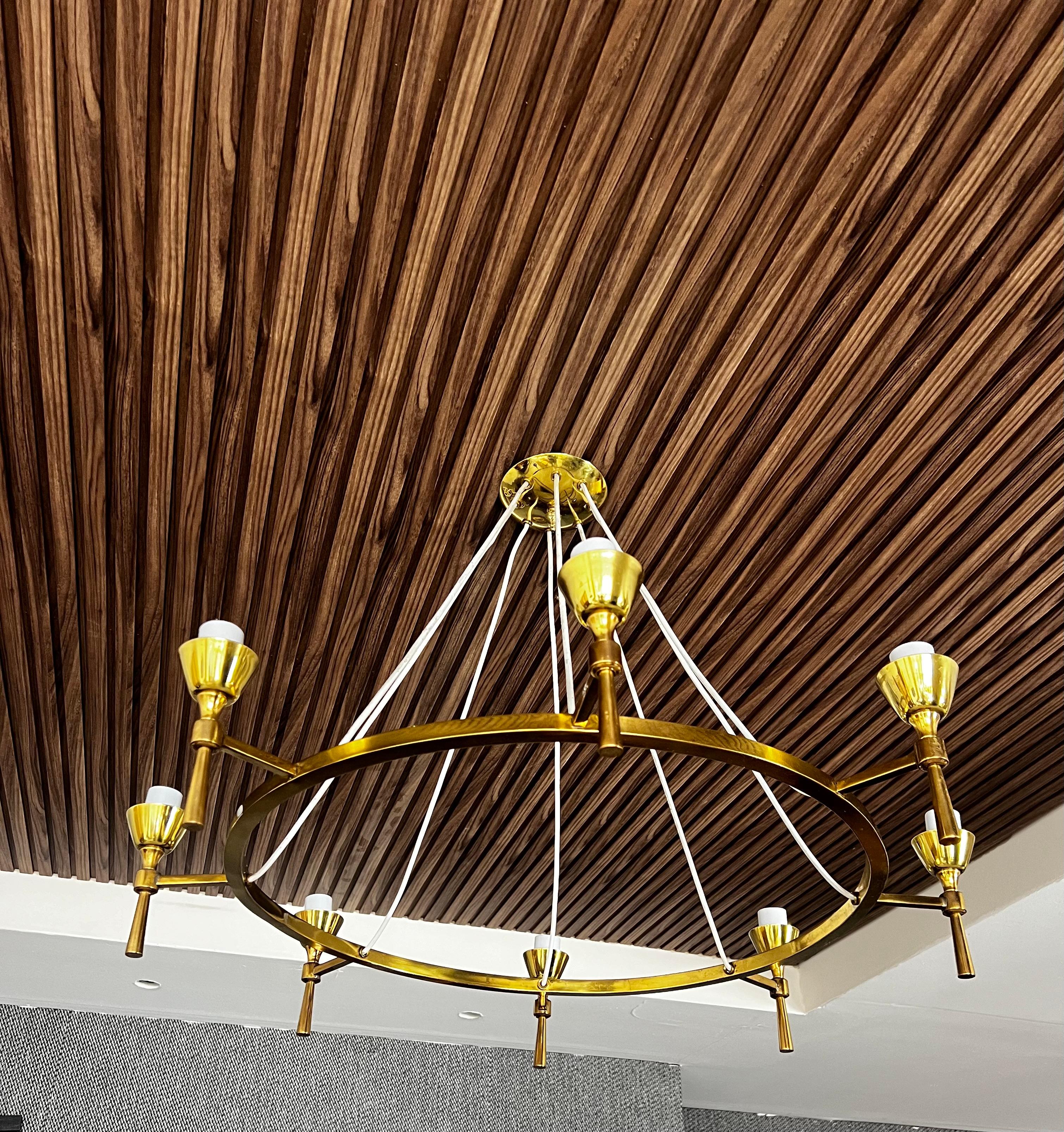 Lampadario in ottone a otto lampadine, le lampadine non sono incluse, le ultime due foto sono un esempio di quale lampadina potrebbe essere utilizzata.