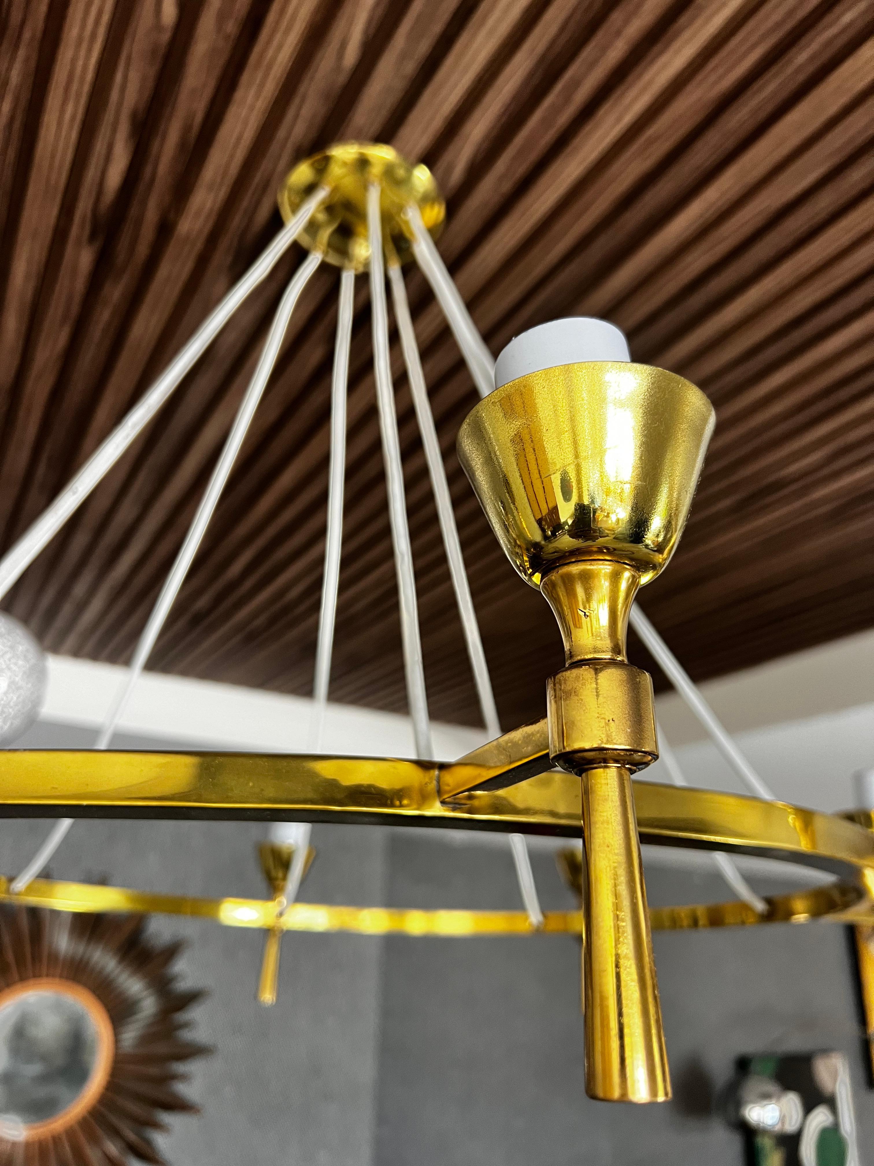 Mid-Century moderno Lampadario in ottone moderno di metà secolo in vendita