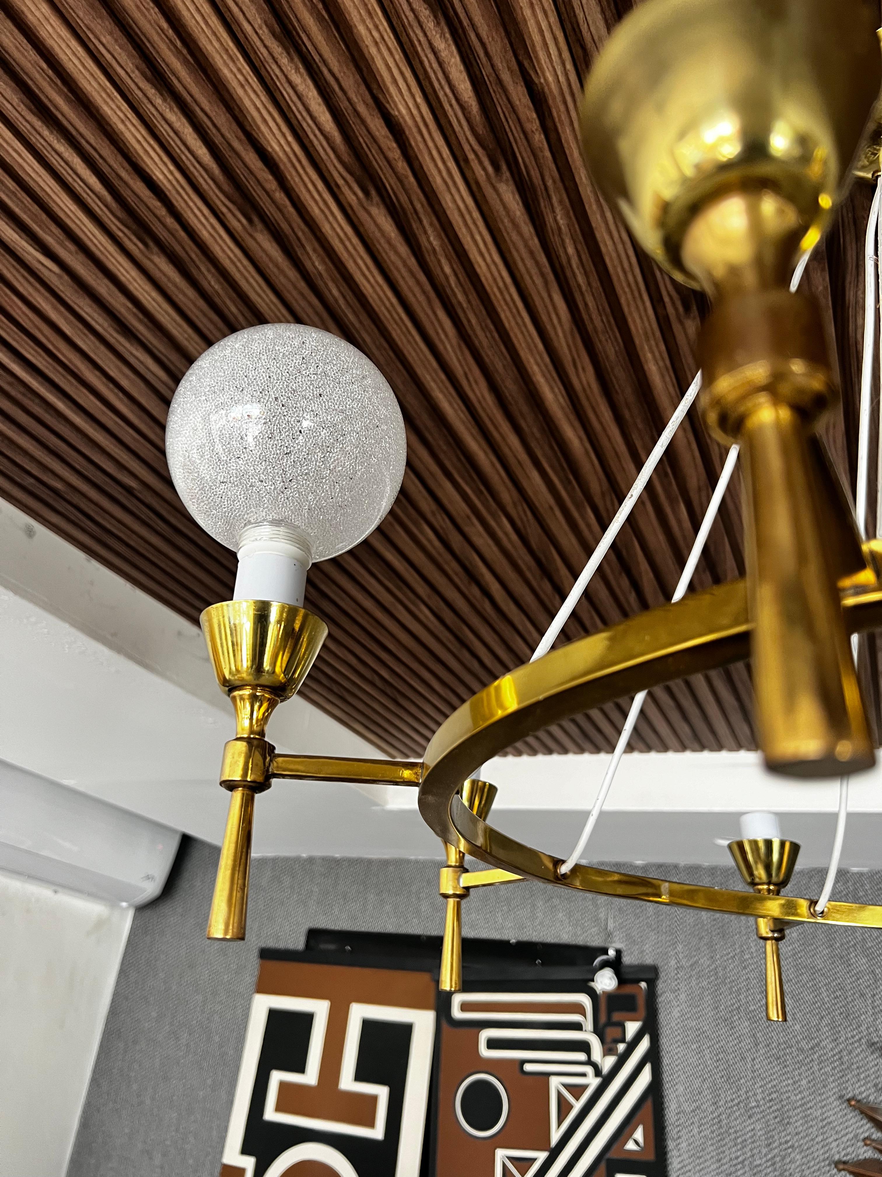 Ottone Lampadario in ottone moderno di metà secolo in vendita