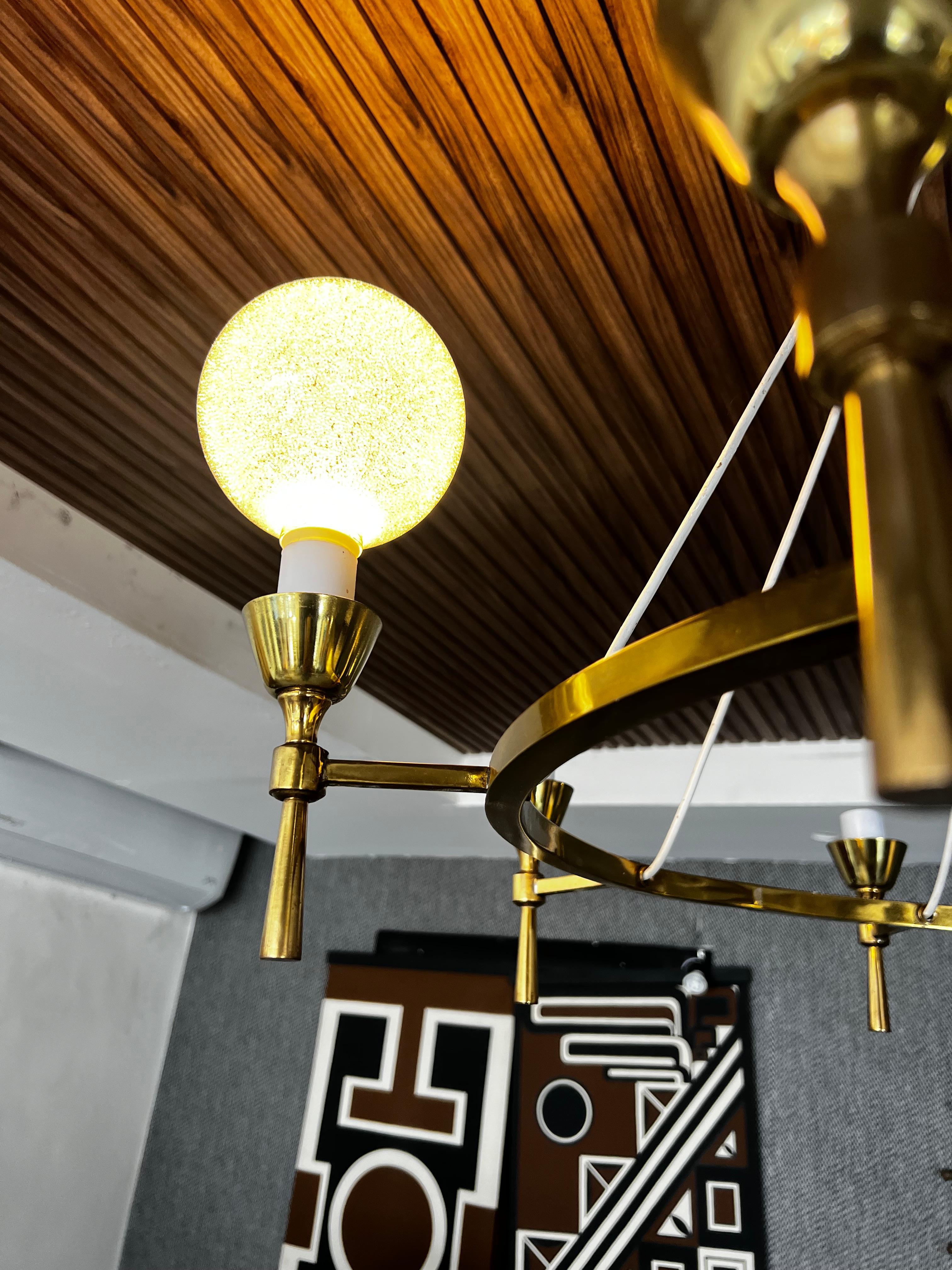 Lampadario in ottone moderno di metà secolo in vendita 1