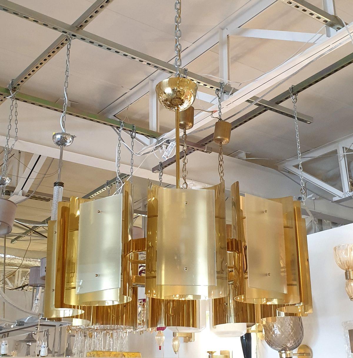 Grande lampadario rotondo in ottone del Mid Century Modern, attribuito a Sciolari Italia anni '70.
Il lampadario vintage è composto da dieci elementi curvi in ottone lucido e vetri smerigliati, ognuno dei quali contiene una luce.
Il lampadario in
