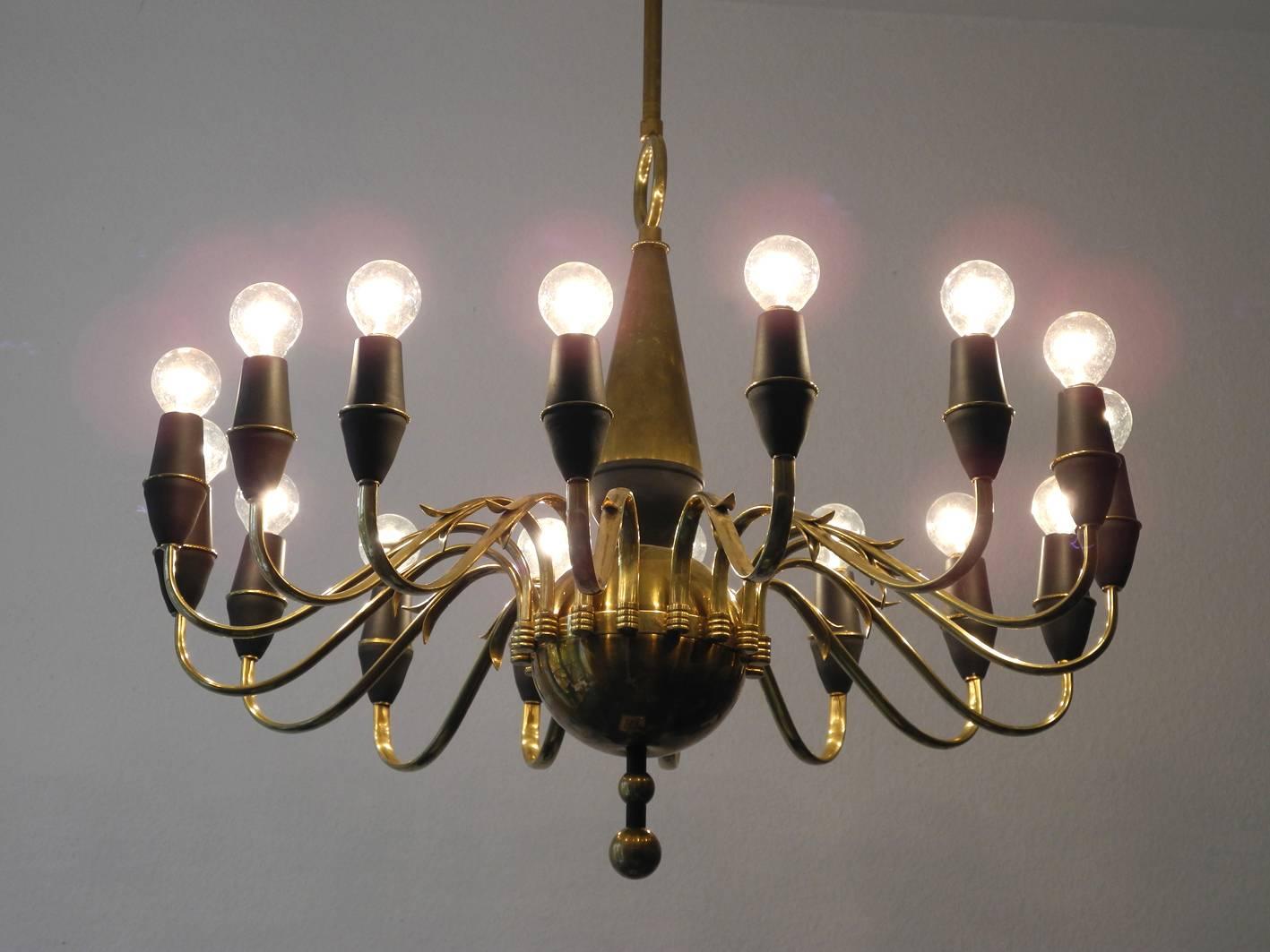 Mid-Century Modern Brass Chandelier with 16 Sockets, Made in Italy For Sale 4