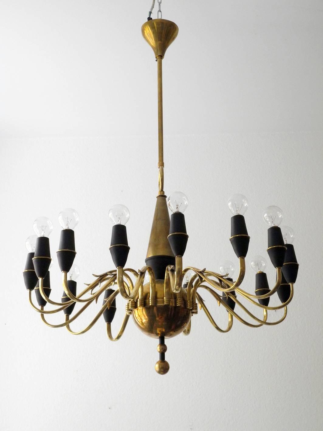 Beautiful huge original midcentury brass chandelier stilnovo era with 16 arms with E14 sockets. Made in Italy.
Total lamp in brass, cones are made of black metal.
Beautiful design with curved arms and black sockets.
Due to age professionally
