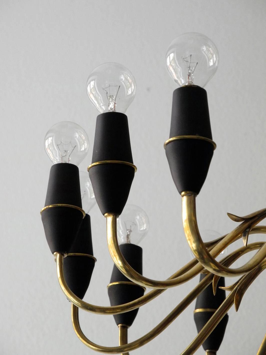 Mid-Century Modern Brass Chandelier with 16 Sockets, Made in Italy For Sale 1