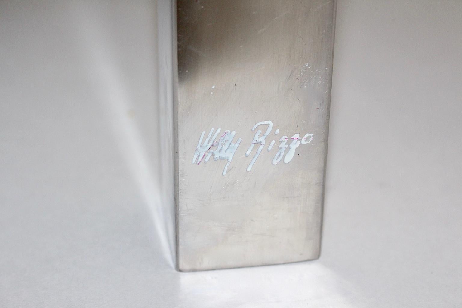 Cette table basse vintage signée Willy Rizzo a été fabriquée en laiton et en métal chromé et apparaît comme une beauté élégante.
Willy Rizzo (1928-2013) était un photographe et un designer, qui a travaillé avec les artistes les plus importants de