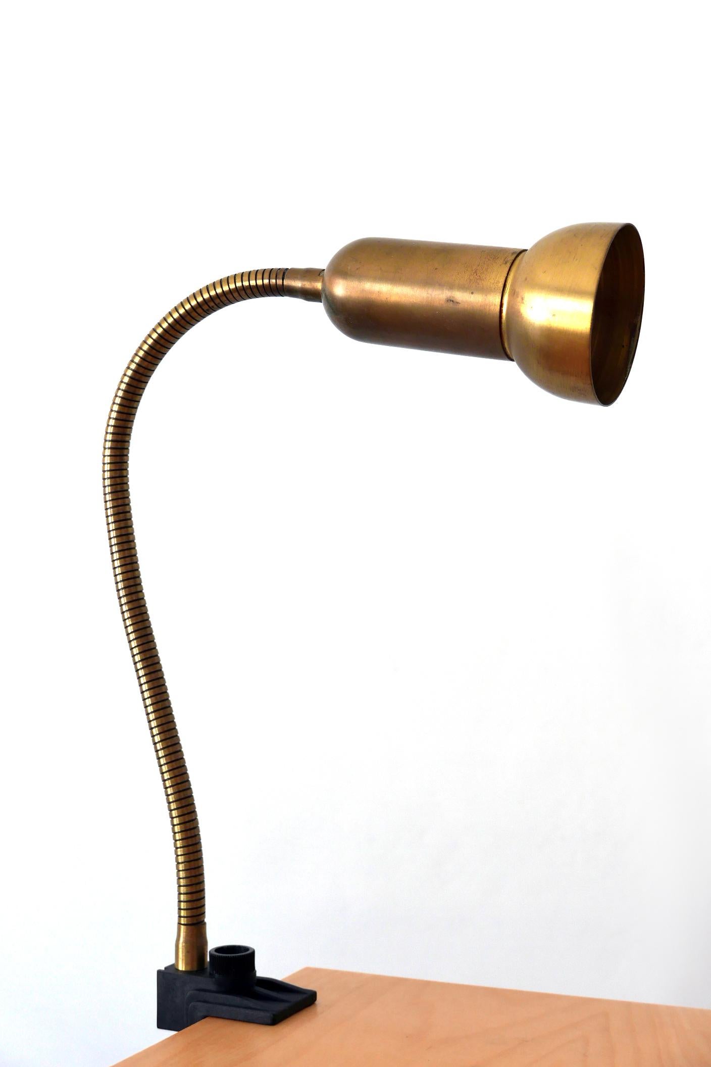 Lovely Mid-Century Modern brass clamp table lamp. Manufactured by Gebrüder Cosack, 1970s, Germany.

Due to the goose neck, the lamp is adjustable in various positions.

Executed in brass, the lamp needs 1 x E27 / E26 Edison screw fit bulb, is wired