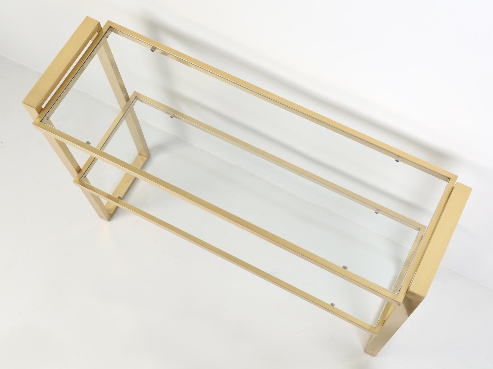 Mid-Century Modern brass and glass sofa table or console table, probably made in the 1960s or early 1970s. In as found condition with some light scuffs in the clear-coat which was applied to the brass. No visible prior repairs.
The clear coat has