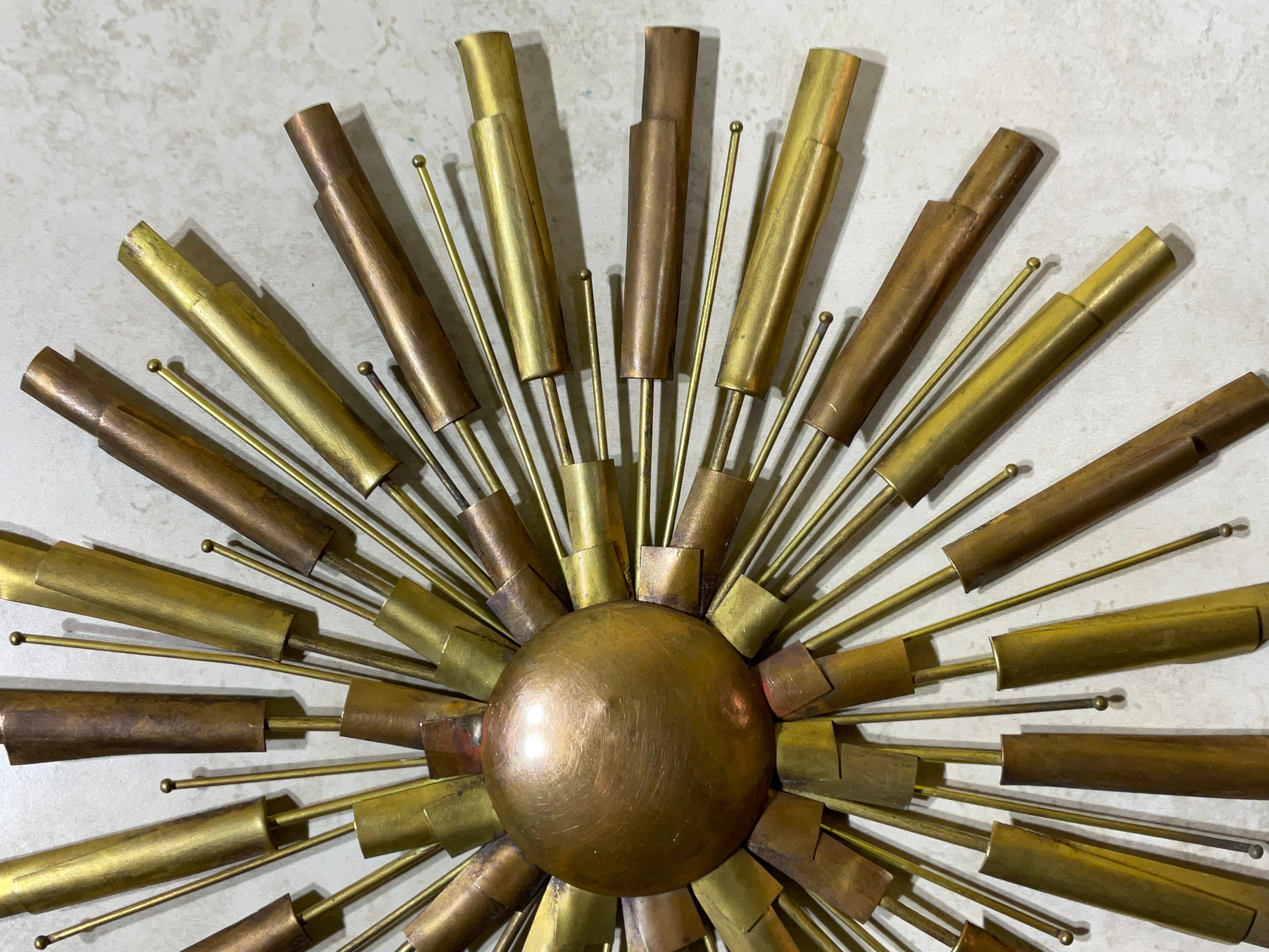 Medallones de latón y cobre modernos de mediados de siglo para arte de pared Sunburst  10”.5 x 0.75 en Bueno estado para la venta en Delray Beach, FL