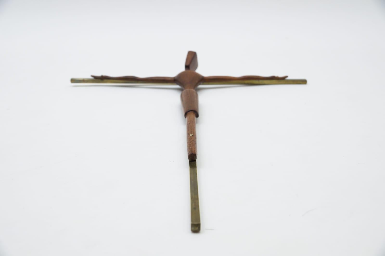 Mid-Century Modern brass crucifix with an hand carved teak Jesus sculpture, 1950s

Super elegant, very puristic and imposing

Switzerland.