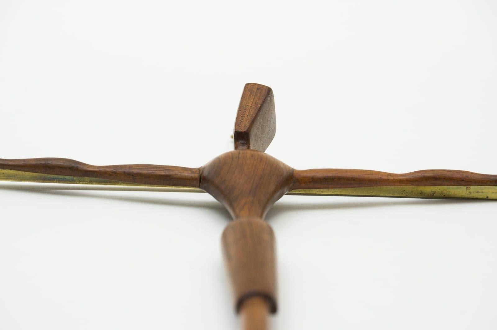 Mid-Century Modern Brass Crucifix with an Hand Carved Teak Jesus Sculpture In Good Condition For Sale In Nürnberg, Bayern