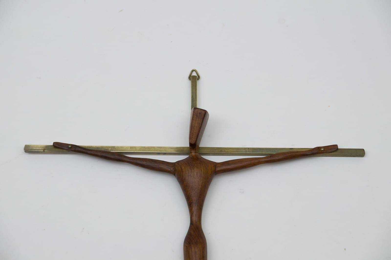 Mid-Century Modern Brass Crucifix with an Hand Carved Teak Jesus Sculpture For Sale 1