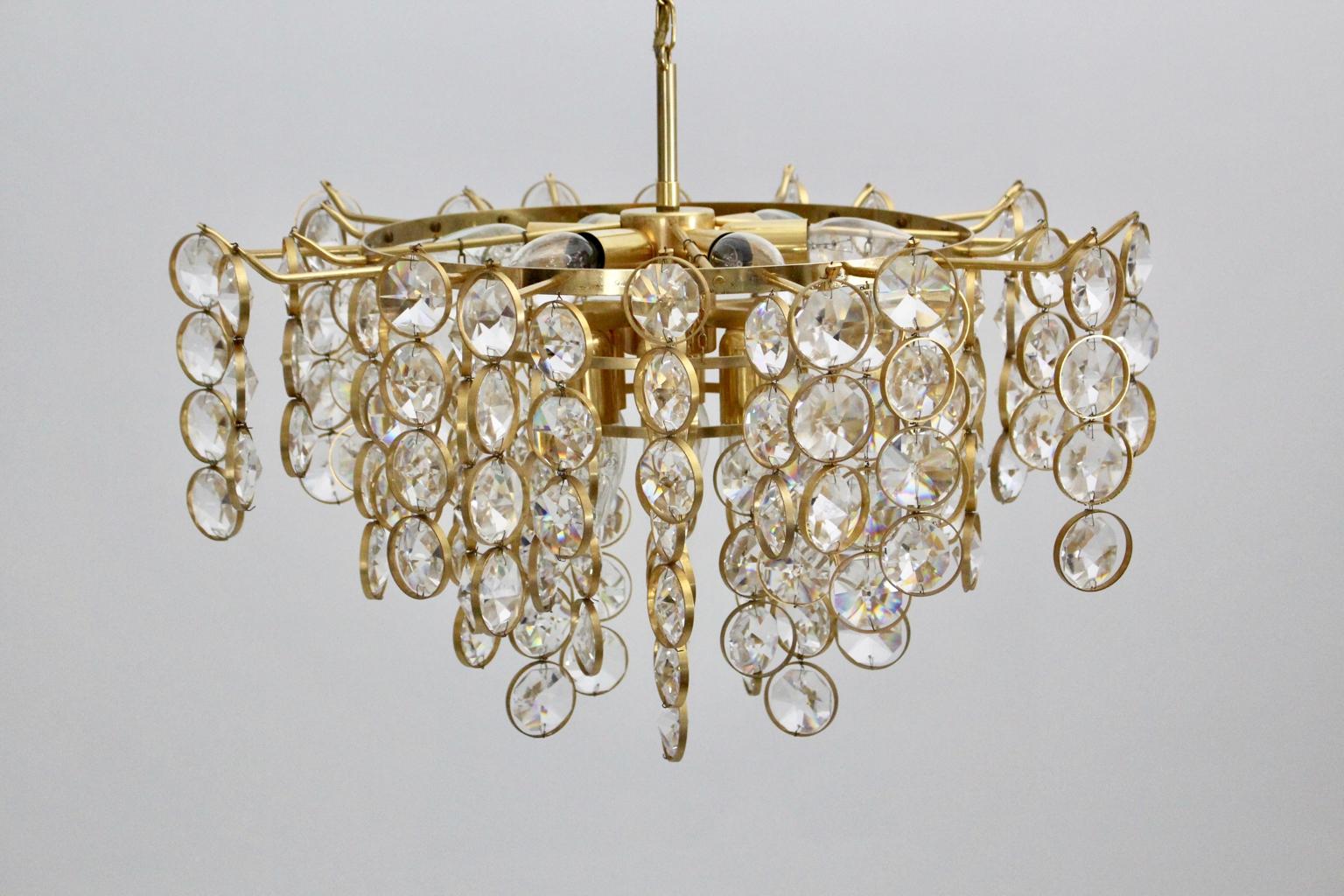 This sparkling brass and crystal vintage chandelier by Gaetano Sciolari (1927-1994)
consists of brass and crystal glass. The brass construction, which build the 3-tiered frame, shows many brass rings with polished glass crystals in different