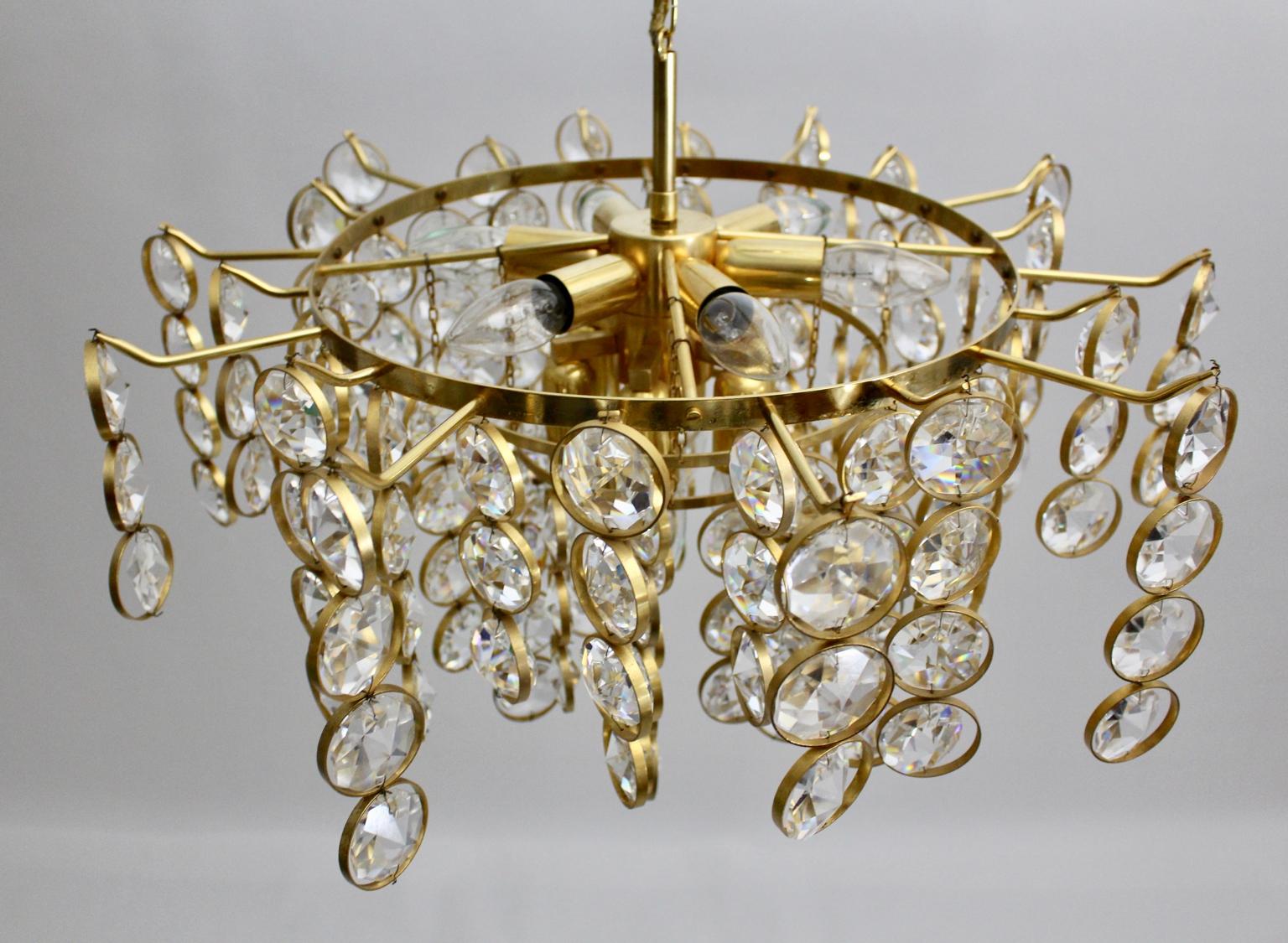 Mid-Century Modern Brass Crystal Vintage Chandelier Gaetano Sciolari Italy 1960s In Good Condition For Sale In Vienna, AT