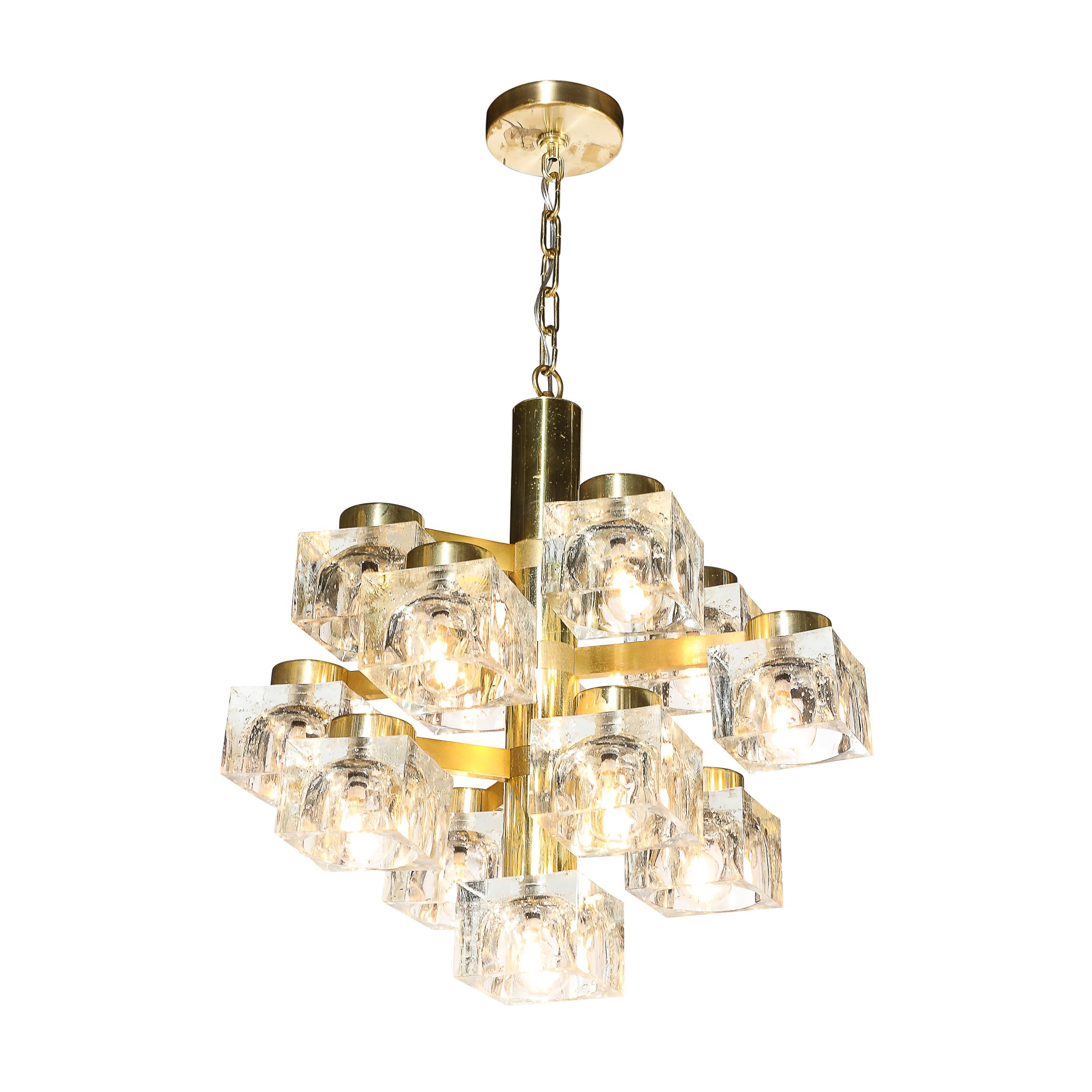 Una straordinaria fusione di geometria ed eleganza, questo lampadario moderno di metà secolo di Sciolari incarna la raffinatezza d'avanguardia del design italiano degli anni Settanta. Realizzato in ottone lucido e con inserti in vetro a forma di