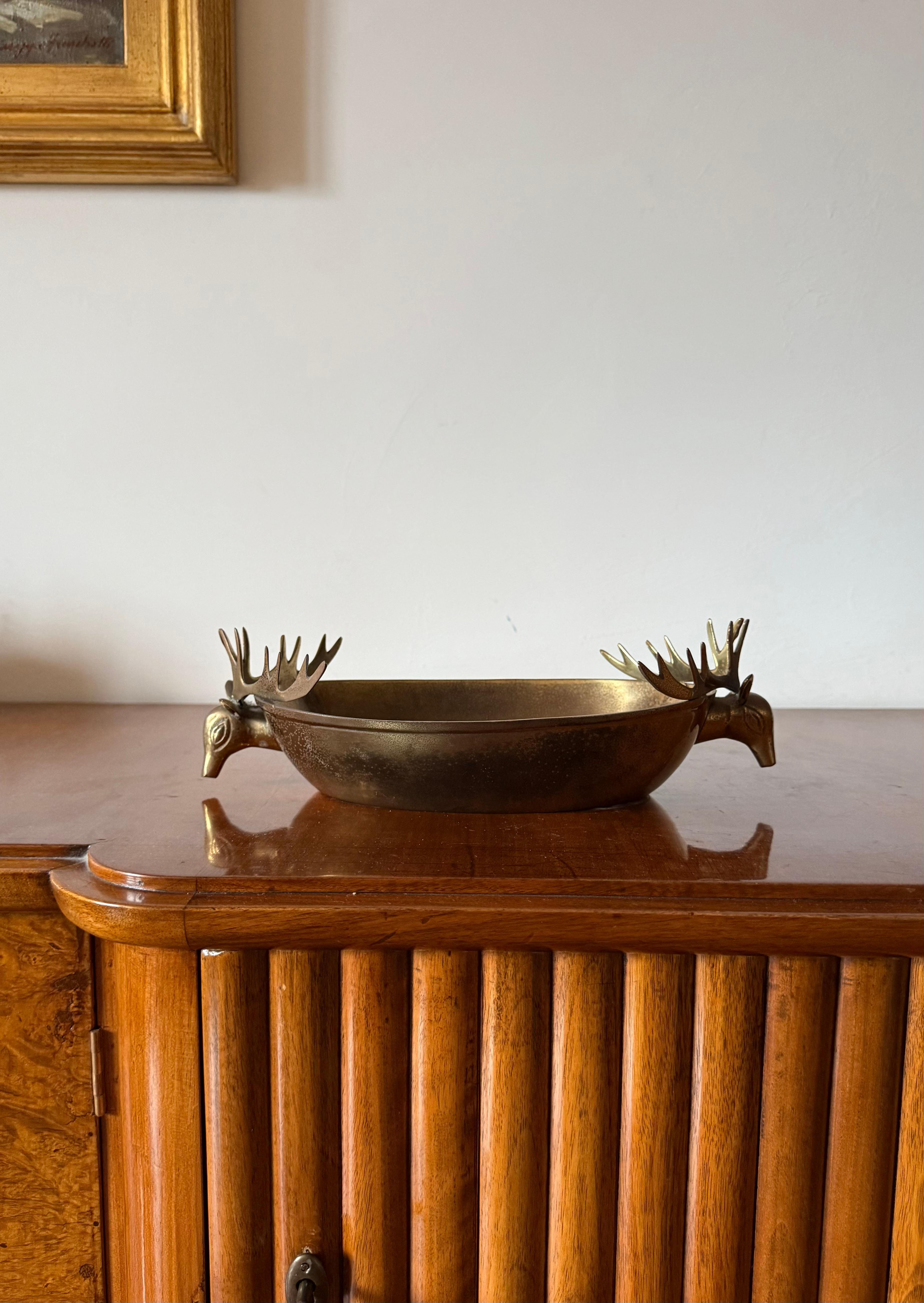 Mid-century Modern brass centerpiece / bowl

France 1970s

Stunning handcrafted brass casting

H 10 cm - 32 × 18 cm

Conditions: good consistent with age and use. One missing deer’s hear. Check the pictures