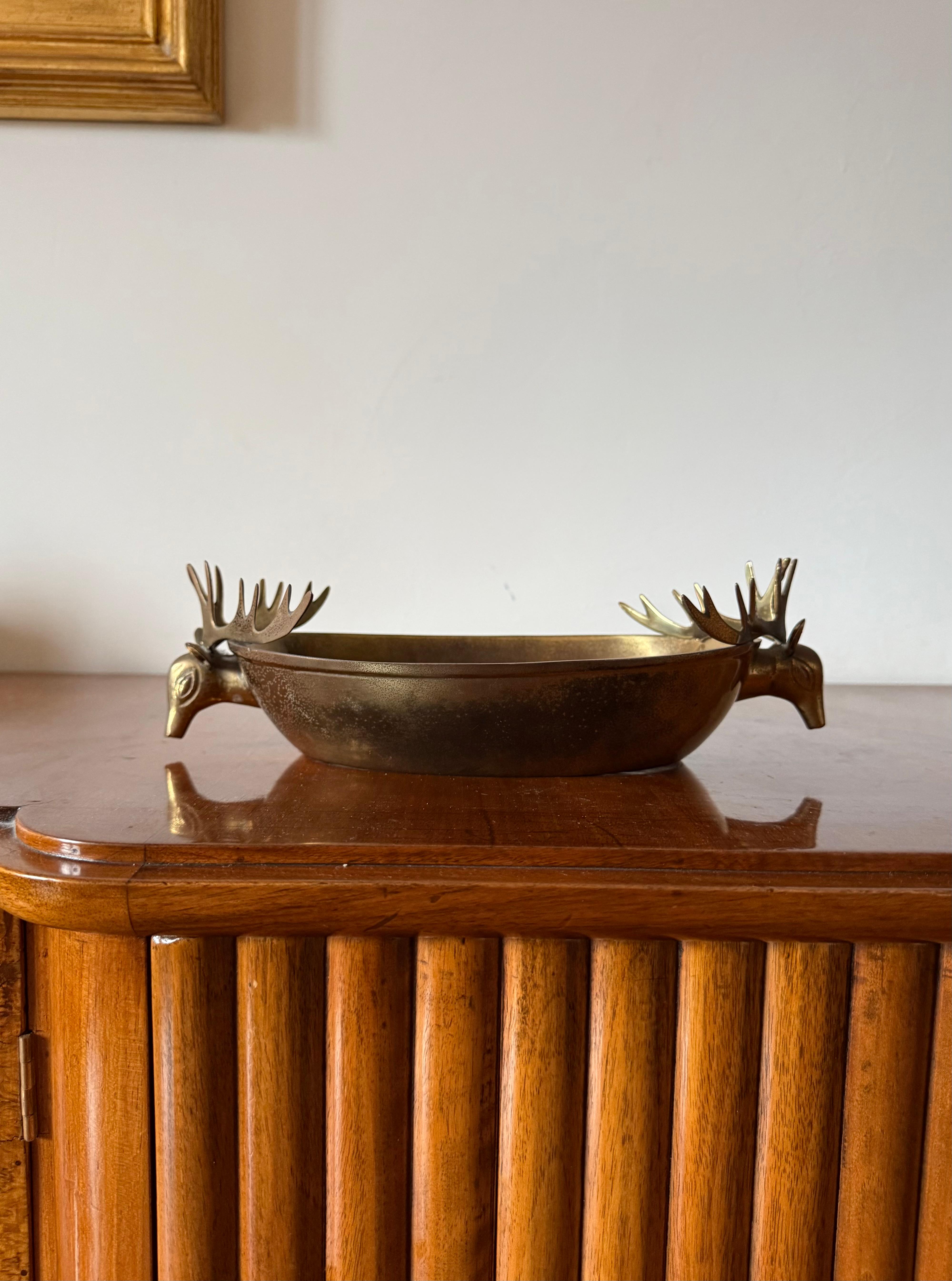 Mid-Century moderno Mid-century Modern brass deers centerpiece / bowl, France 1970s in vendita
