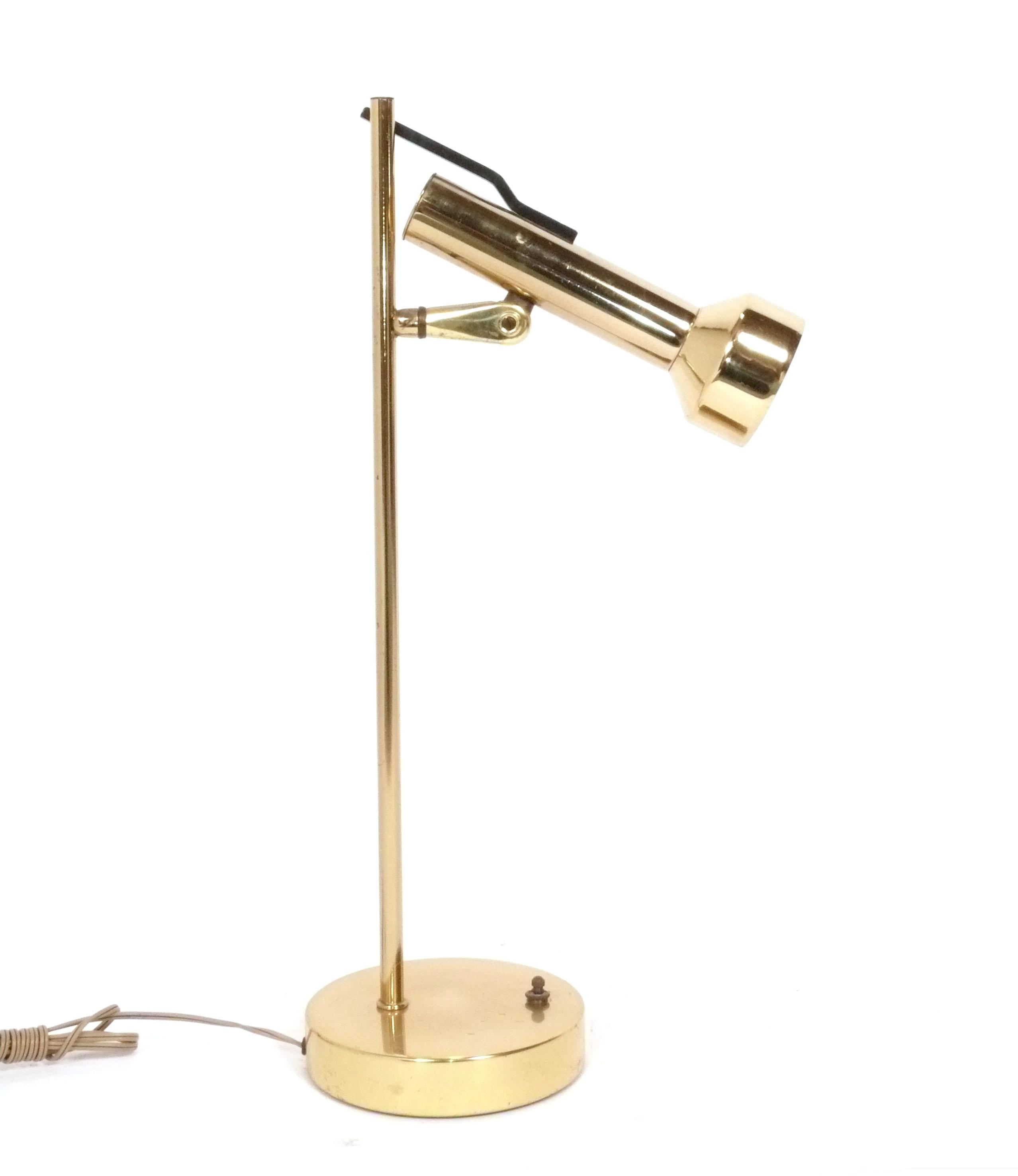 Lámpara de escritorio de latón moderna de mediados de siglo, al estilo del fabricante italiano Arredoluce, pero probablemente estadounidense, hacia la década de 1960. El cabezal pivota para iluminar justo donde lo necesitas. Ha sido recableada y