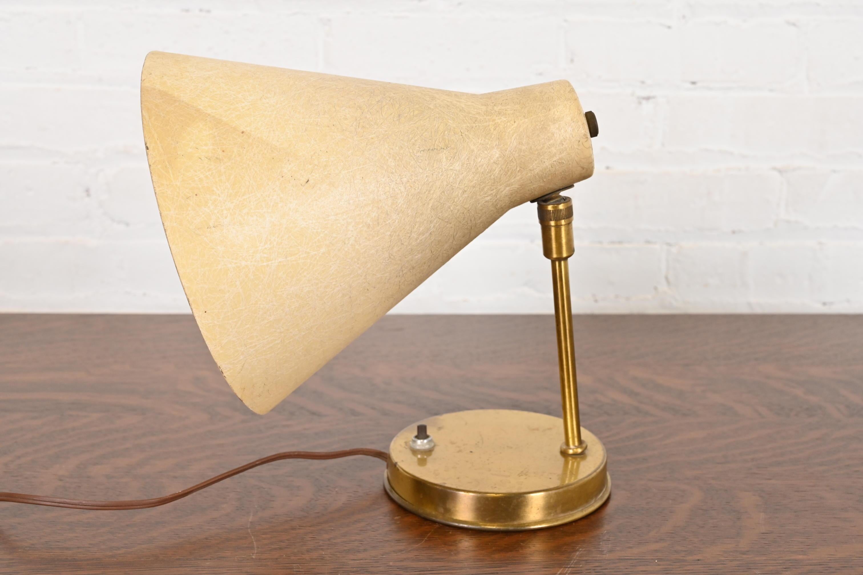 Una lámpara de escritorio o de sobremesa de latón única de la modernidad de mediados de siglo

EEUU, circa 1950s

Base de latón, con pantalla cónica única de fibra de vidrio.

Medidas: 9,5