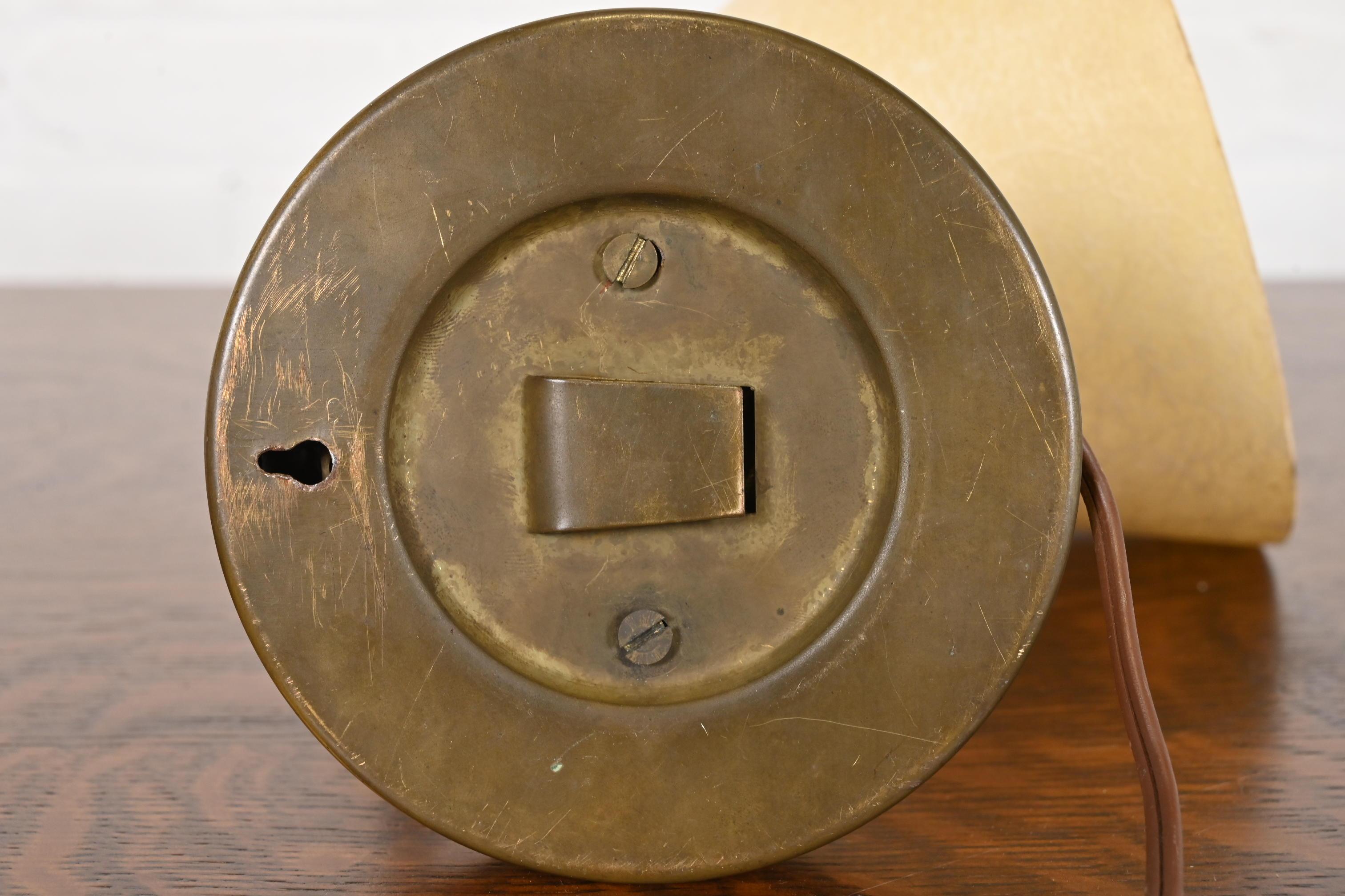 Lámpara de escritorio o sobremesa de latón moderna de mediados de siglo, circa 1950 en venta 2