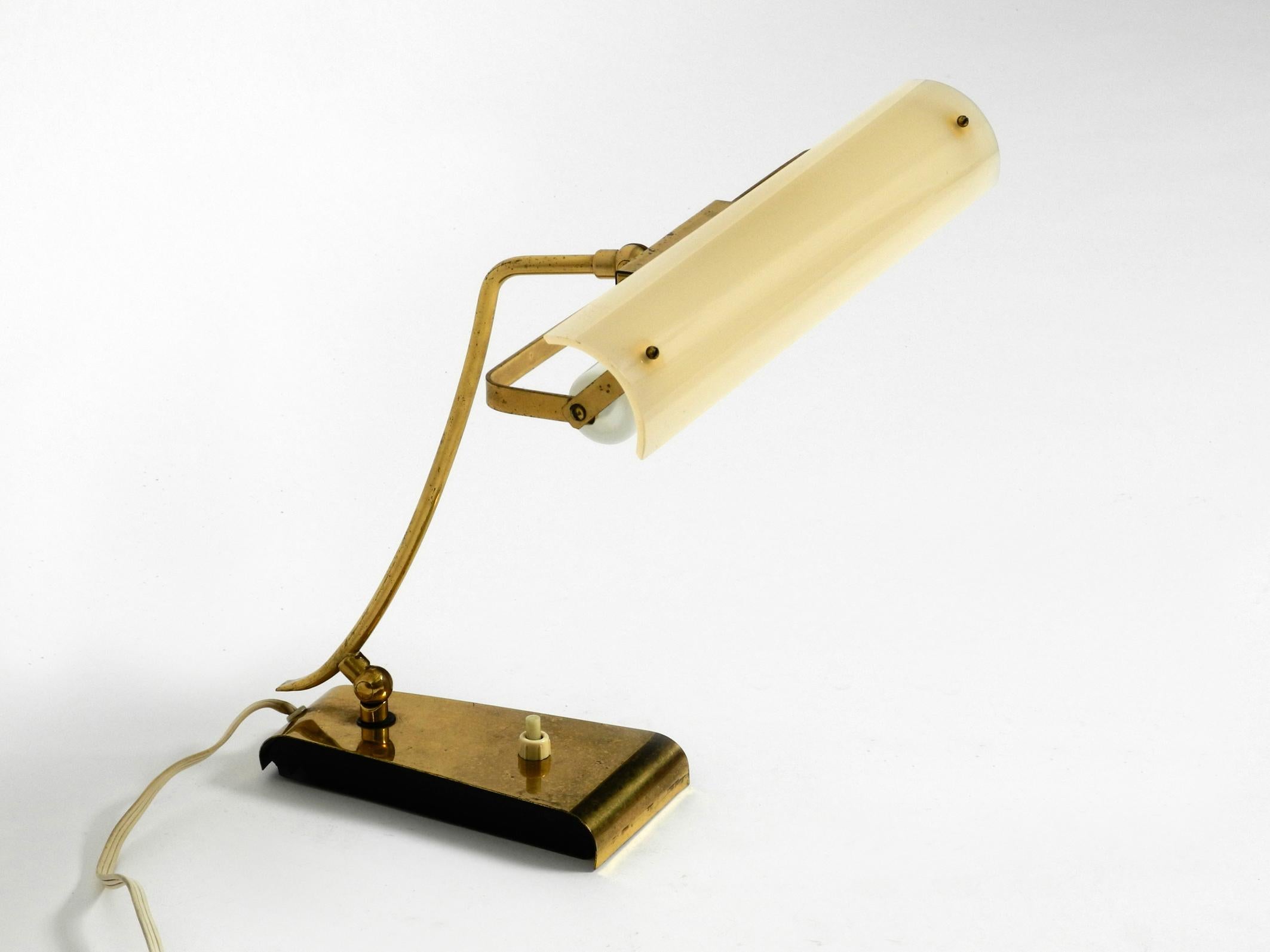 Lampe de bureau en laiton moderne du milieu du siècle dernier avec abat-jour en plexiglas et ampoule à culot en vente 6