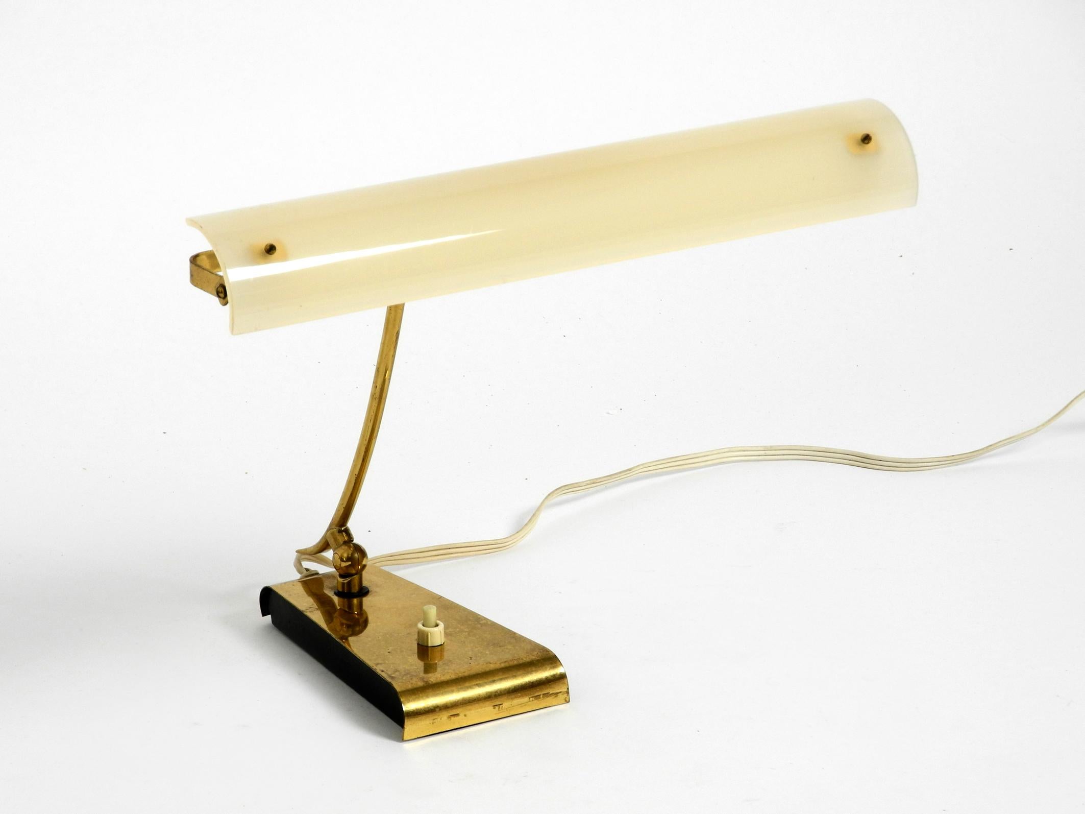Lampe de bureau en laiton moderne du milieu du siècle dernier avec abat-jour en plexiglas et ampoule à culot en vente 8