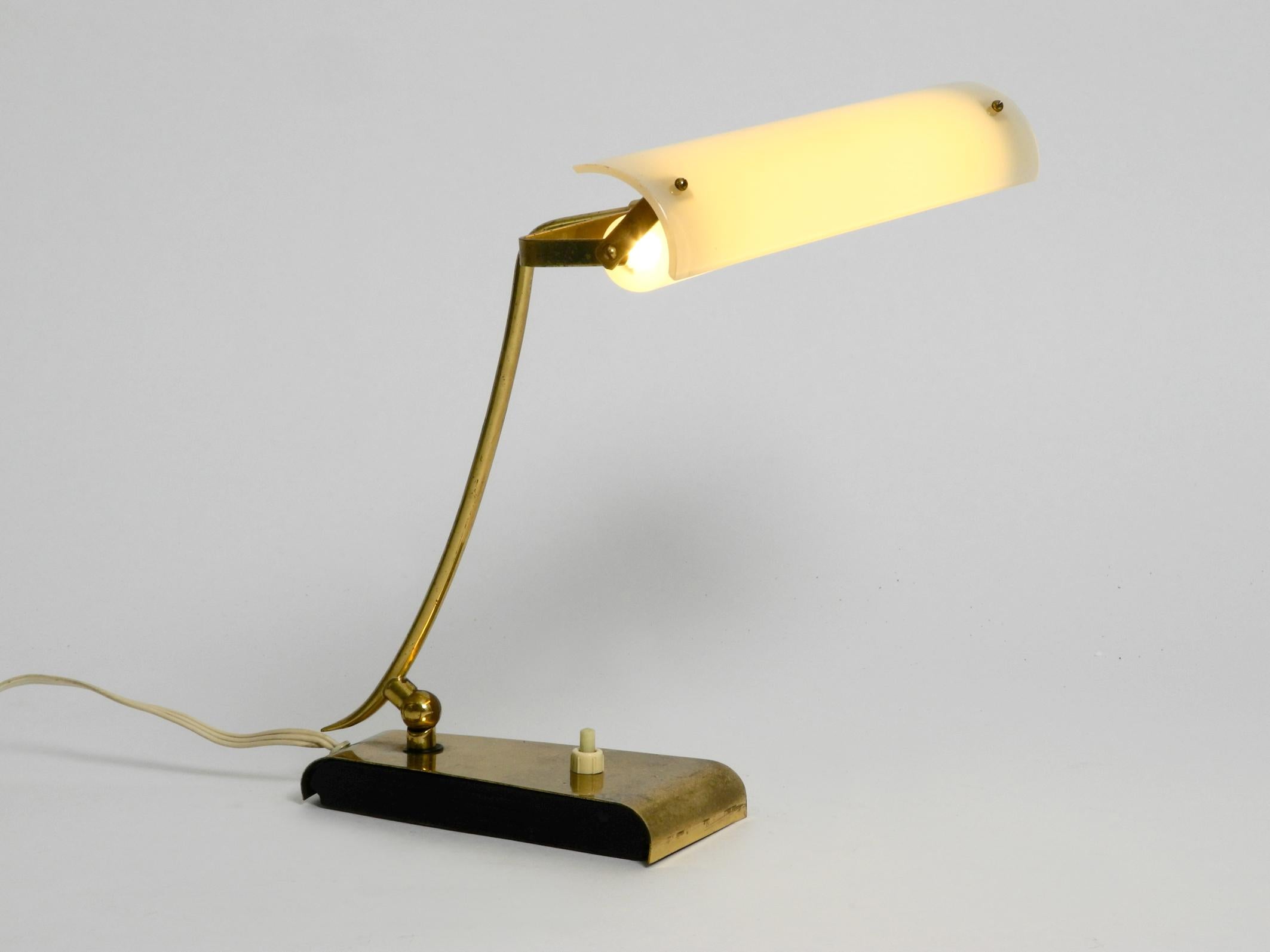 Mid-Century Modern Lampe de bureau en laiton moderne du milieu du siècle dernier avec abat-jour en plexiglas et ampoule à culot en vente
